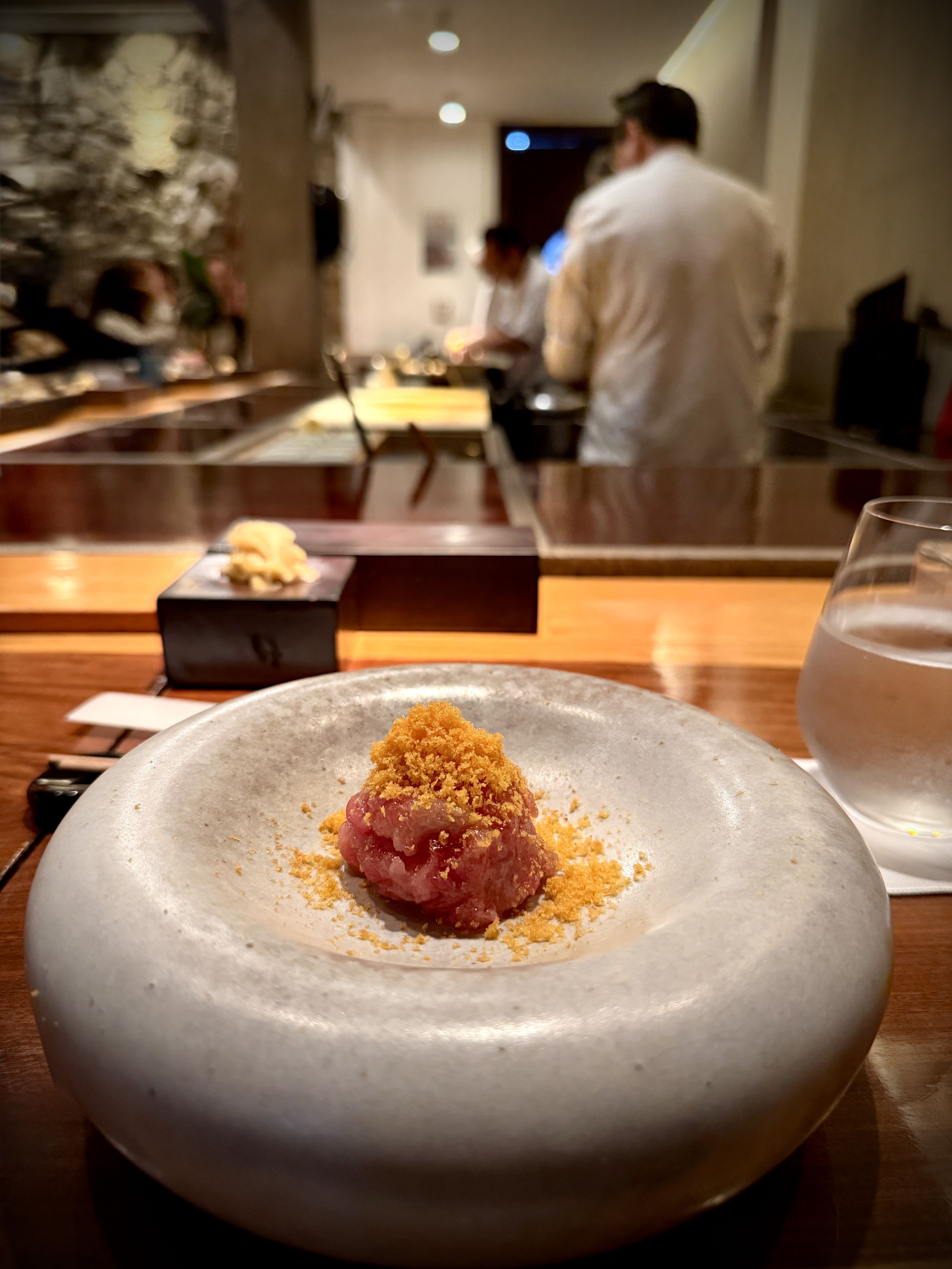 Tartar de bluefin com bottarga é a primeira etapa do omakase de Jun Sakamoto • Tina Bini
