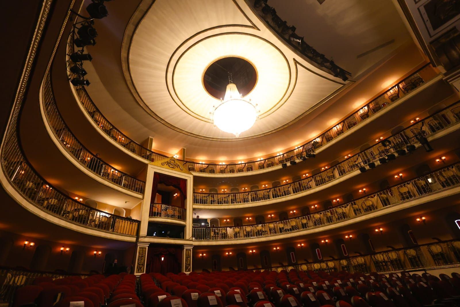 Interior do Teatro Arthur Azevedo; foram renovados o lustre principal, os tecidos, iluminação, entre outros detalhes • Divulgação/Estado do Maranhão