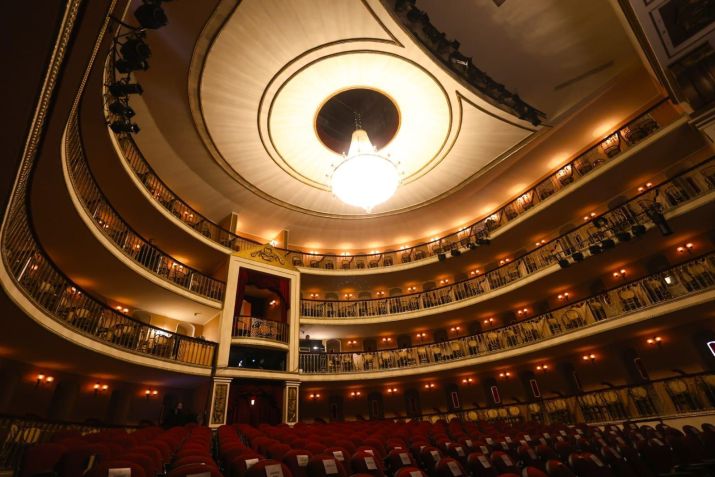Interior do Teatro Arthur Azevedo; foram renovados o lustre principal, os tecidos, iluminação, entre outros detalhes • Divulgação/Estado do Maranhão