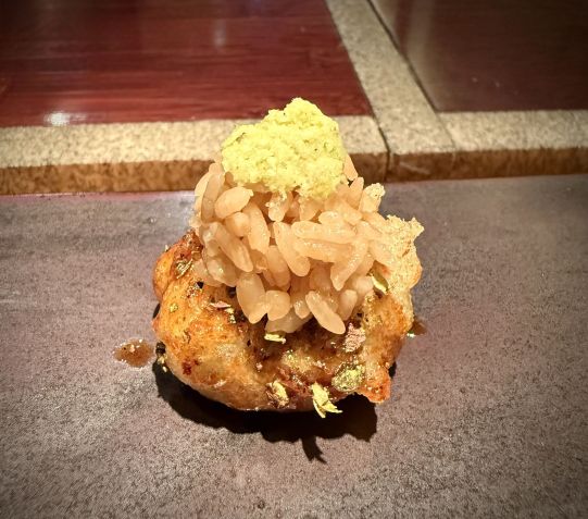 Última etapa dos sushis é essa criação do chef com tempurá de unagui • Tina Bini