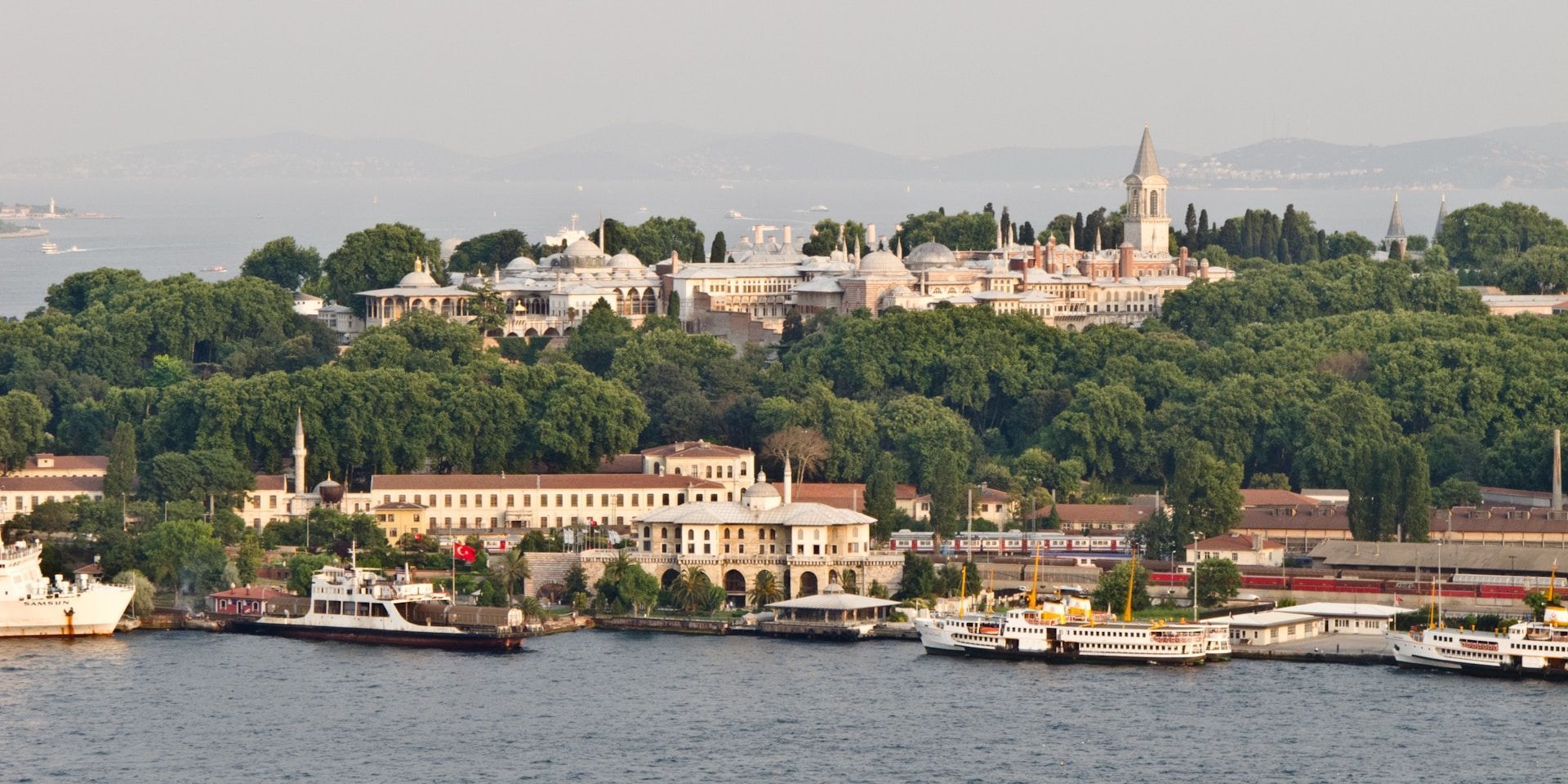 Palácio de Topkapi, uma das atrações mais importantes de Istambul, fica numa das colinas históricas da cidade • Foto de Nima Aksoy na Unsplash