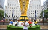 Cafu na inauguração da maior réplica do Troféu da Copa do Mundo, em Nova York