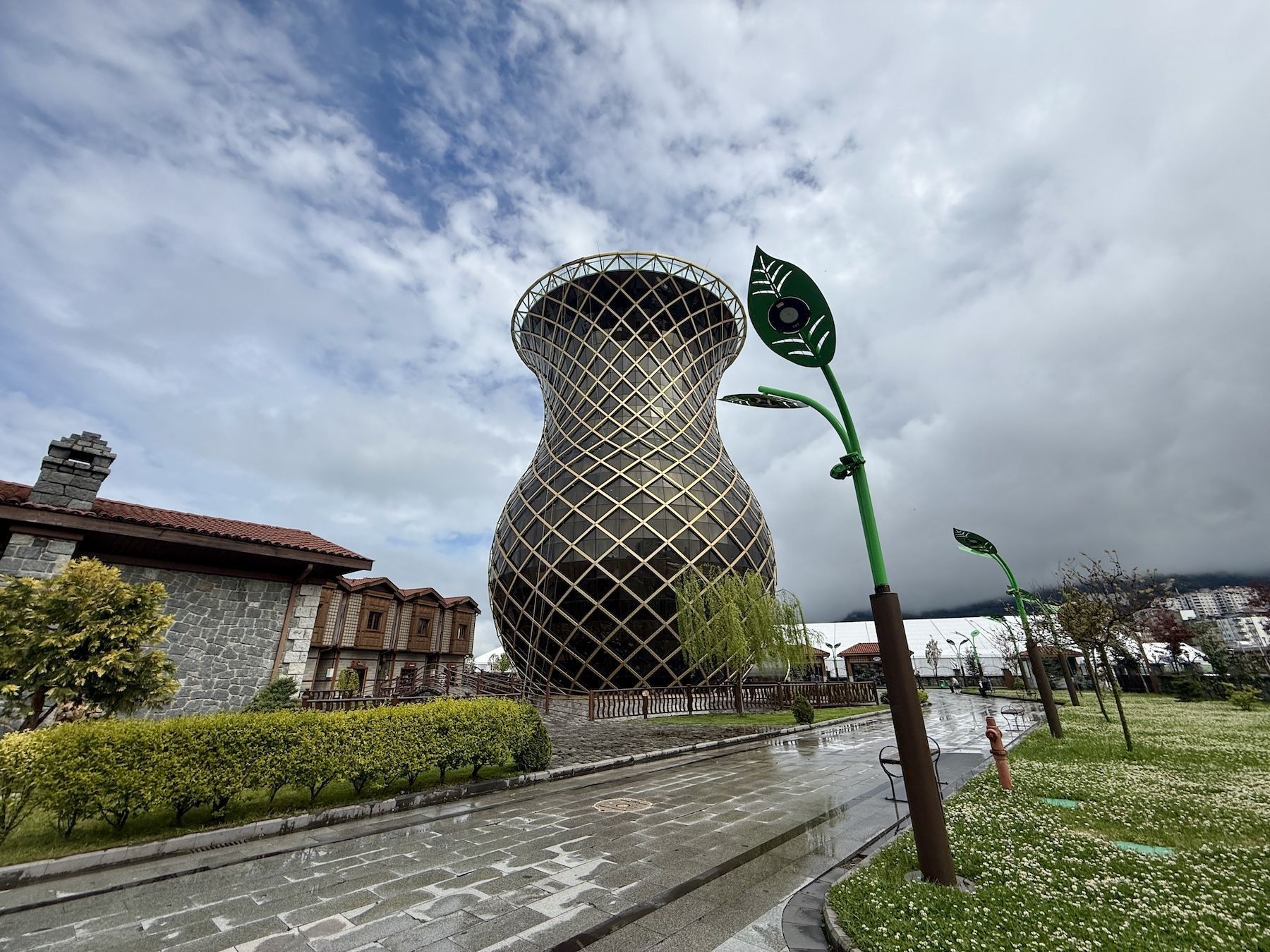 Cidade de Rize tem até prédio em formato do clássico copo de chá • Tina Bini