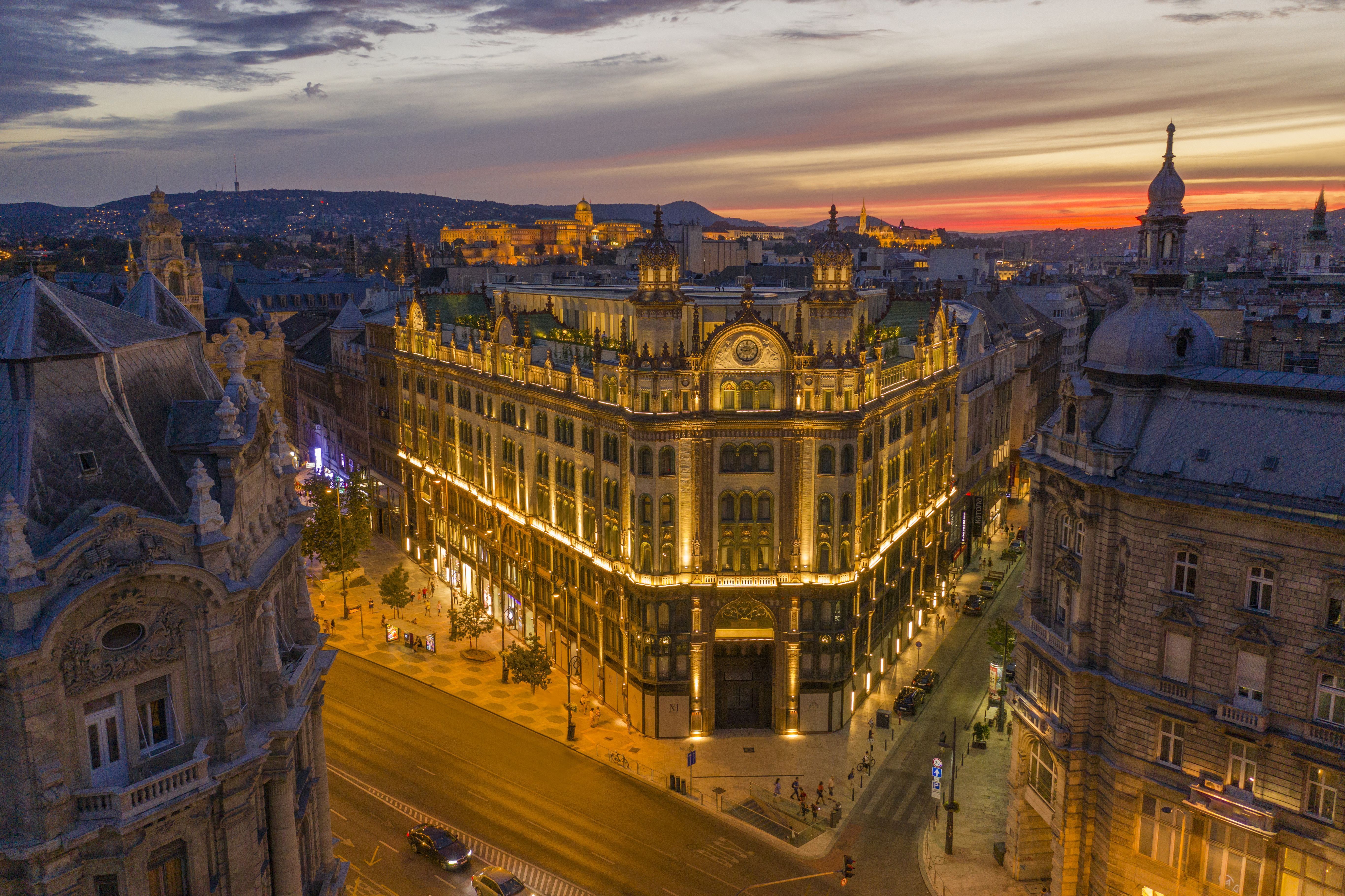 Párisi Udvar Hotel Budapest ocupa um dos edifícios mais emblemáticos da cidade. Restaurado e transformado em hotel de luxo, prédio preserva elementos de diferentes estilos arquitetônicos, como gótico, mourisco e Art Nouveau • Divulgação