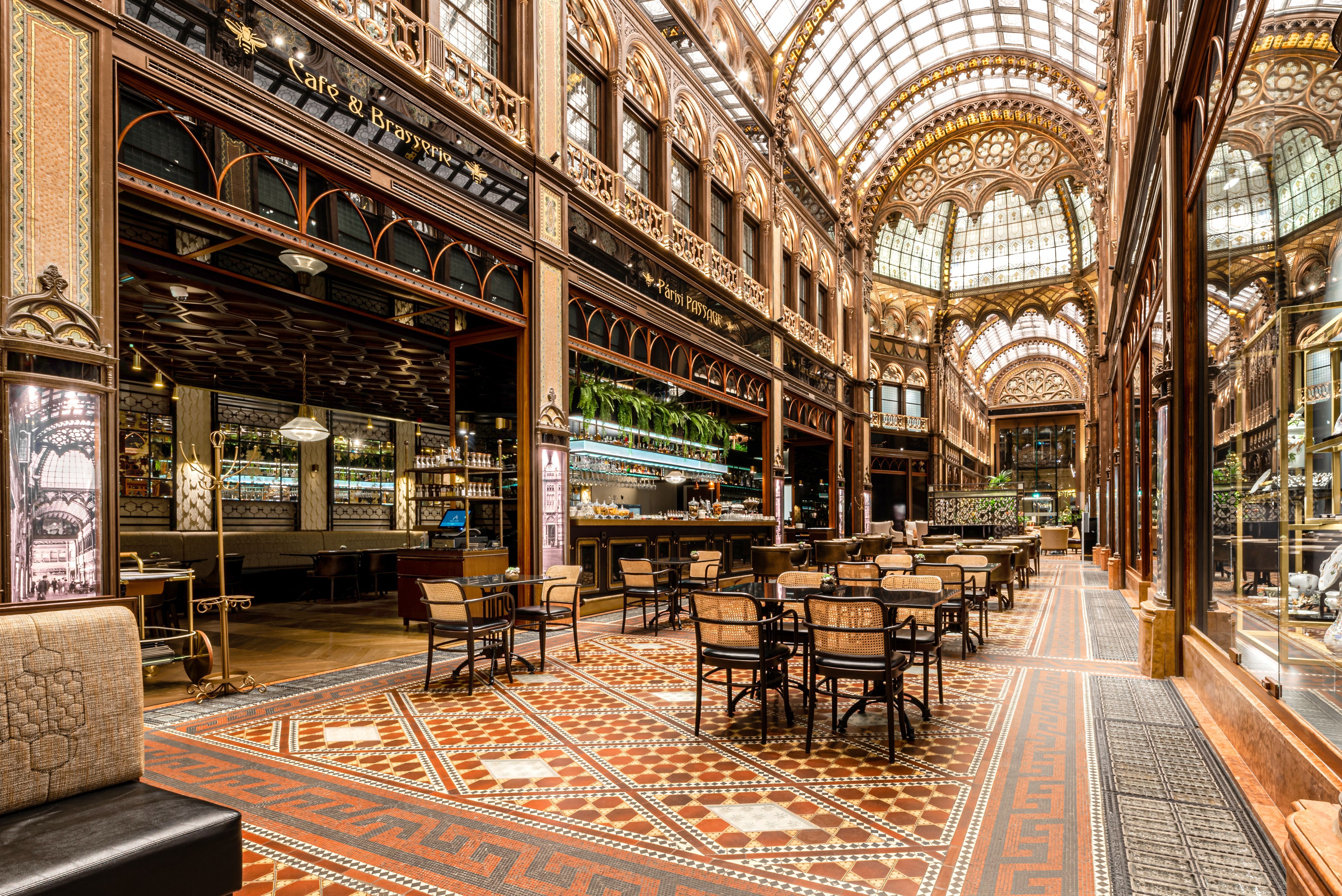 Arquitetura histórica é um dos grandes atrativos do Párisi Udvar, hotel da Unbound Collection by Hyatt no centro de Budapeste