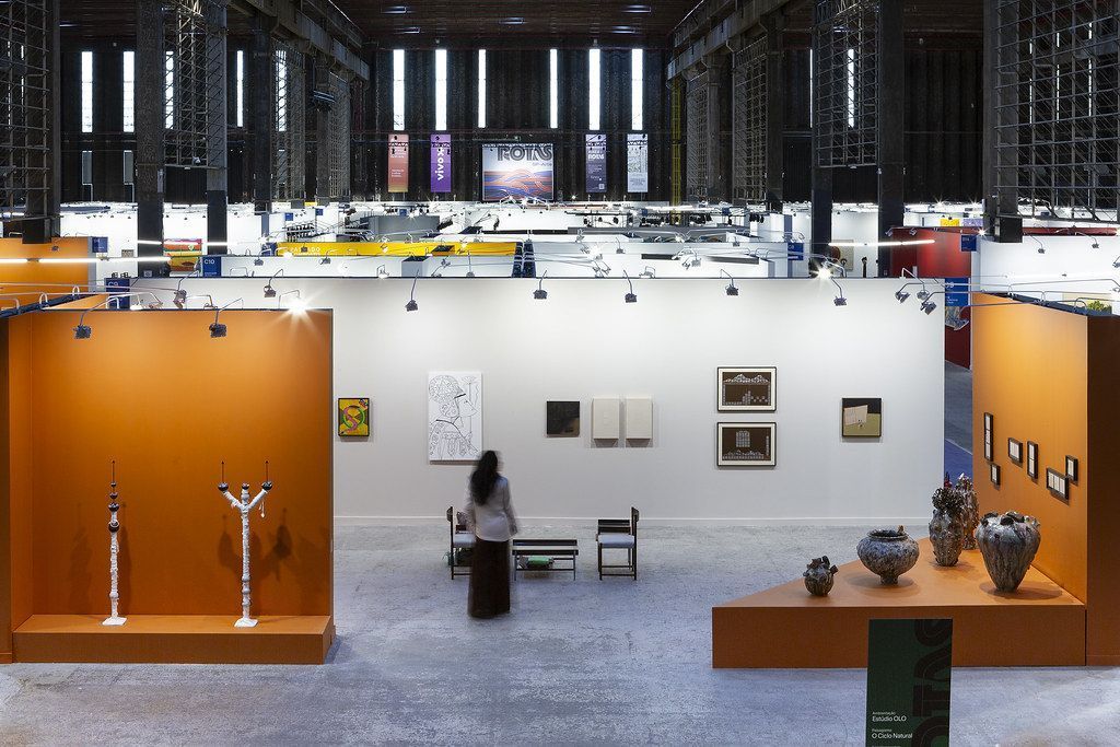 Estandes de galerias durante a SP-Arte Rotas 2025, em São Paulo • Divulgação/Sp-Arte