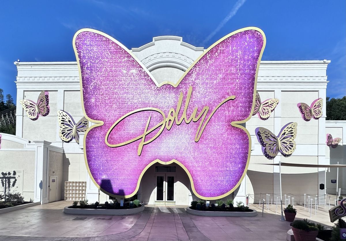 De máscara, Britney Spears visita parque de Dolly Parton com os filhos