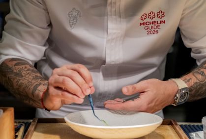 São Paulo já provou, por números, estrelas, premiações e histórias, que é uma capital mundial da gastronomia. O que falta para o mundo reconhecê-la como tal? Na foto, o chef Luiz Filipe, em ação no três estrelas Michelin Evvai