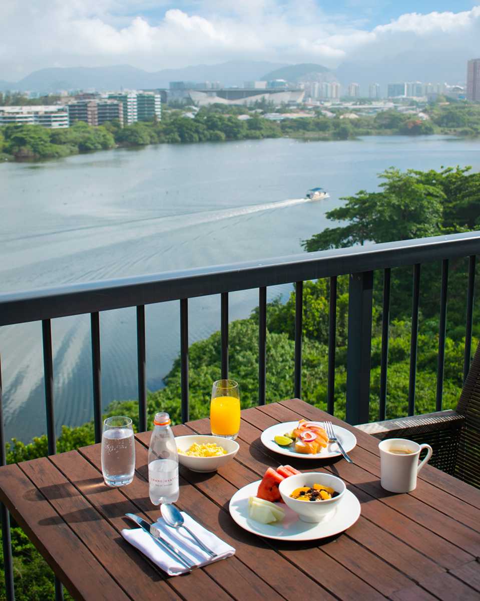Café da manhã no Grand Club, espaço exclusivo no sétimo andar, com vista para a lagoa • Divulgação