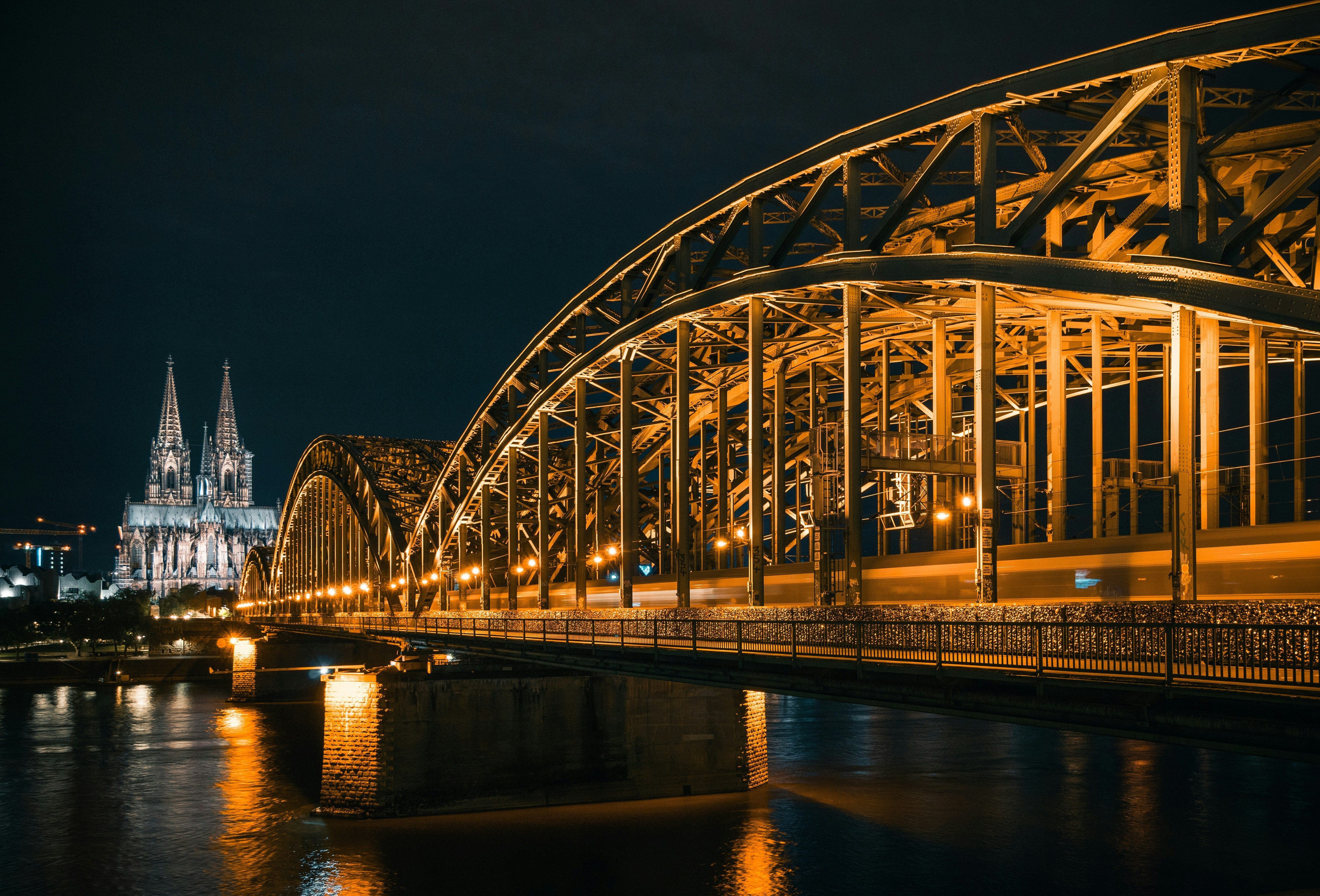 Ponte Hohenzollern tem 400 metros e oferece vista para a Catedral de Colônia • Dheeraj R/Unsplash
