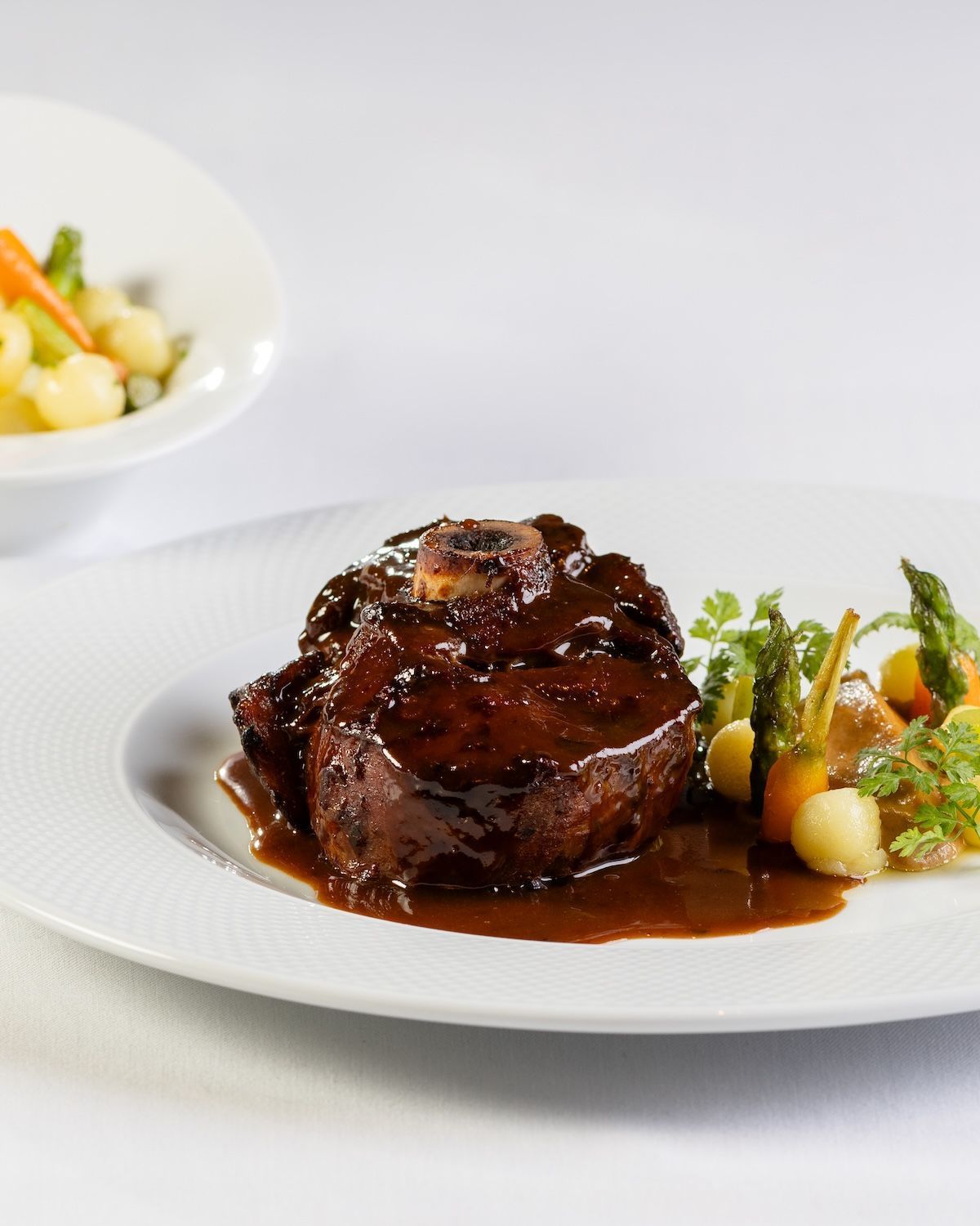 Ossobuco di Vitello chega à mesa com batatas glaceadas, legumes e purê de couve-flor caramelizado• Marcelo Pucci