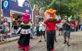 Parada das Flores, uma das atrações do evento, reúne personagens e músicos em cortejo pela Expoflora
