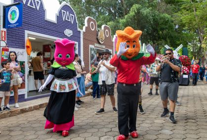 Parada das Flores, uma das atrações do evento, reúne personagens e músicos em cortejo pela Expoflora