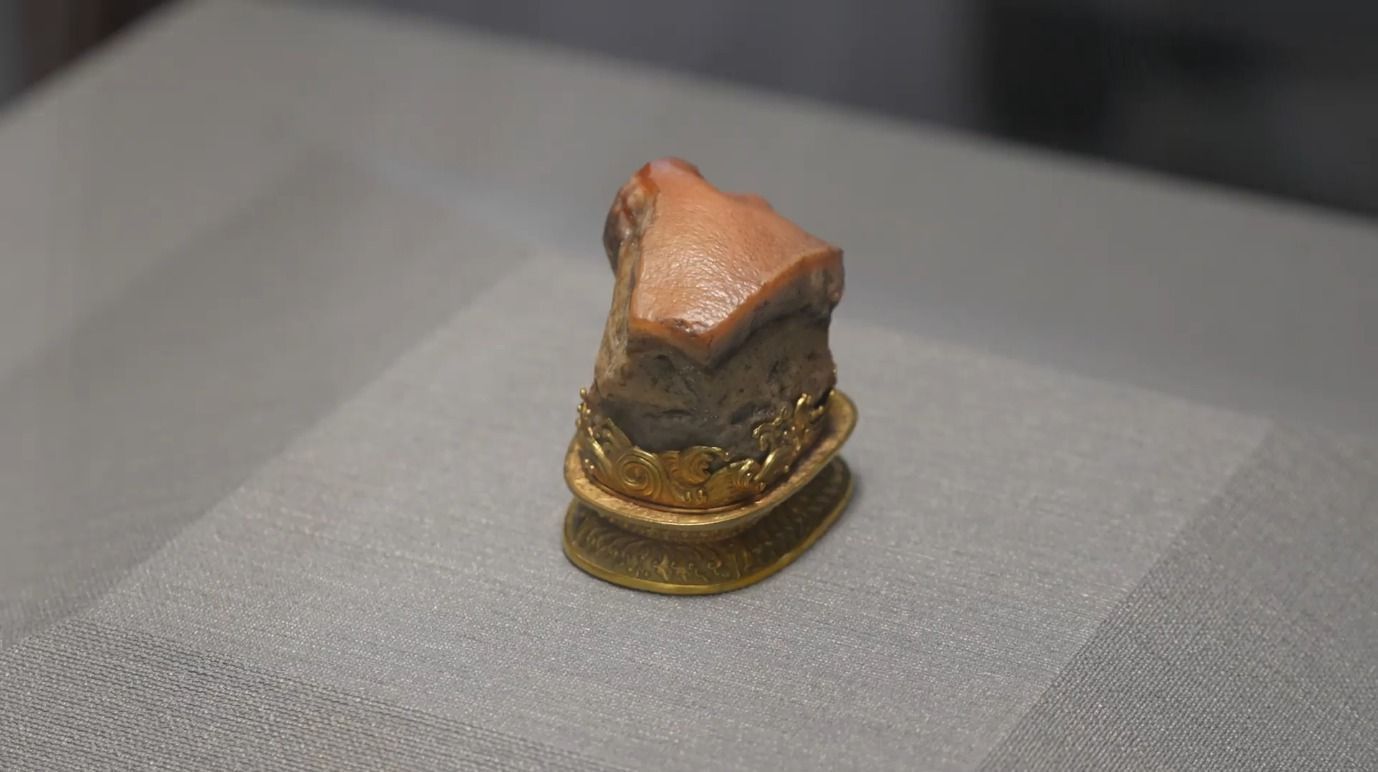 A Pedra em Forma de Carne faz parte de um trio, juntamente com o Repolho de Jadeíta e o Mao Kung Ting, um utensílio de cozinha tradicional chinês • CNN