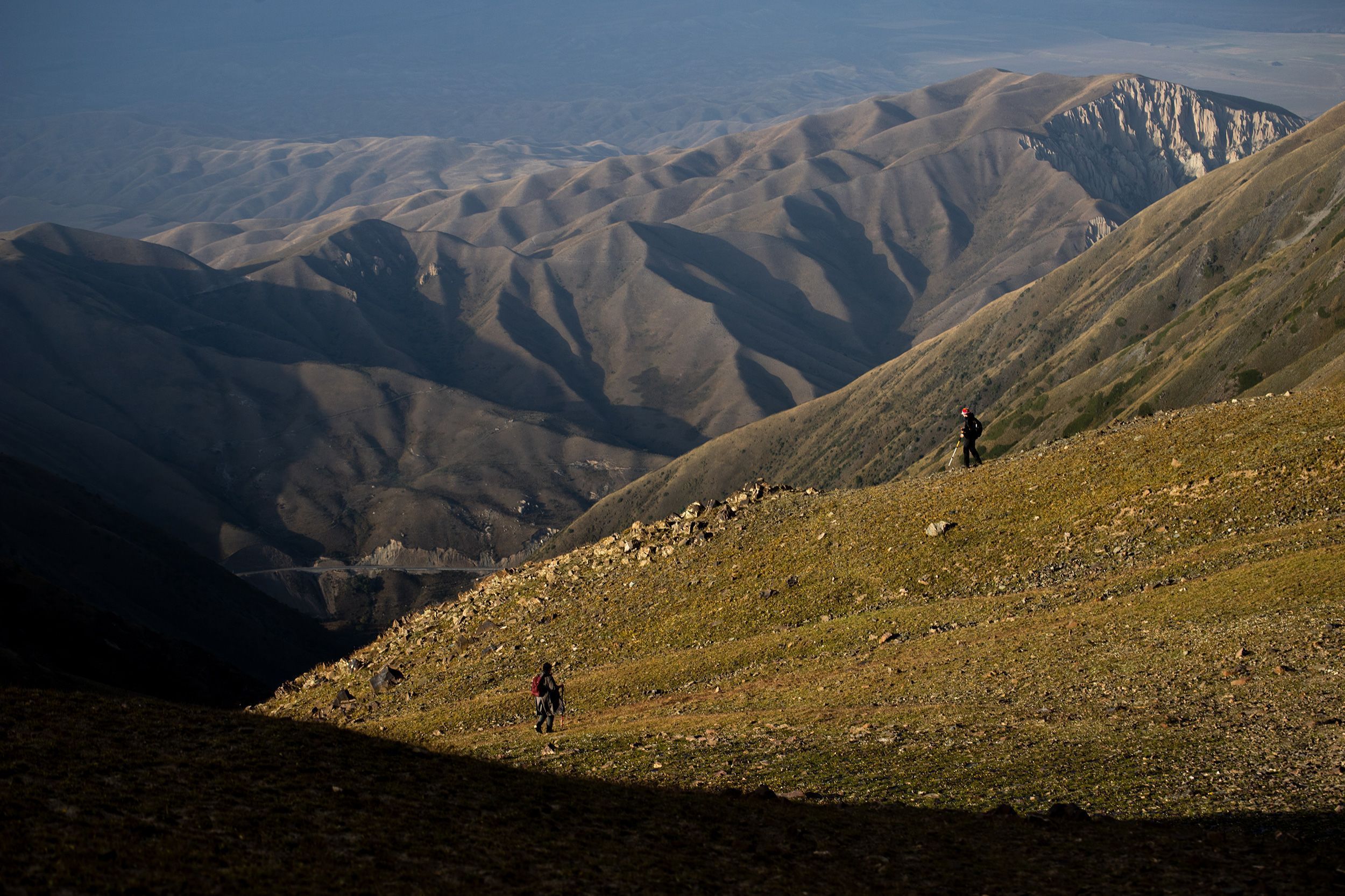 Um caminho que leva ao Saimaluu Tash serpenteia pelas montanhas Tian-Shan • Stephen Lioy via CNN Newsource