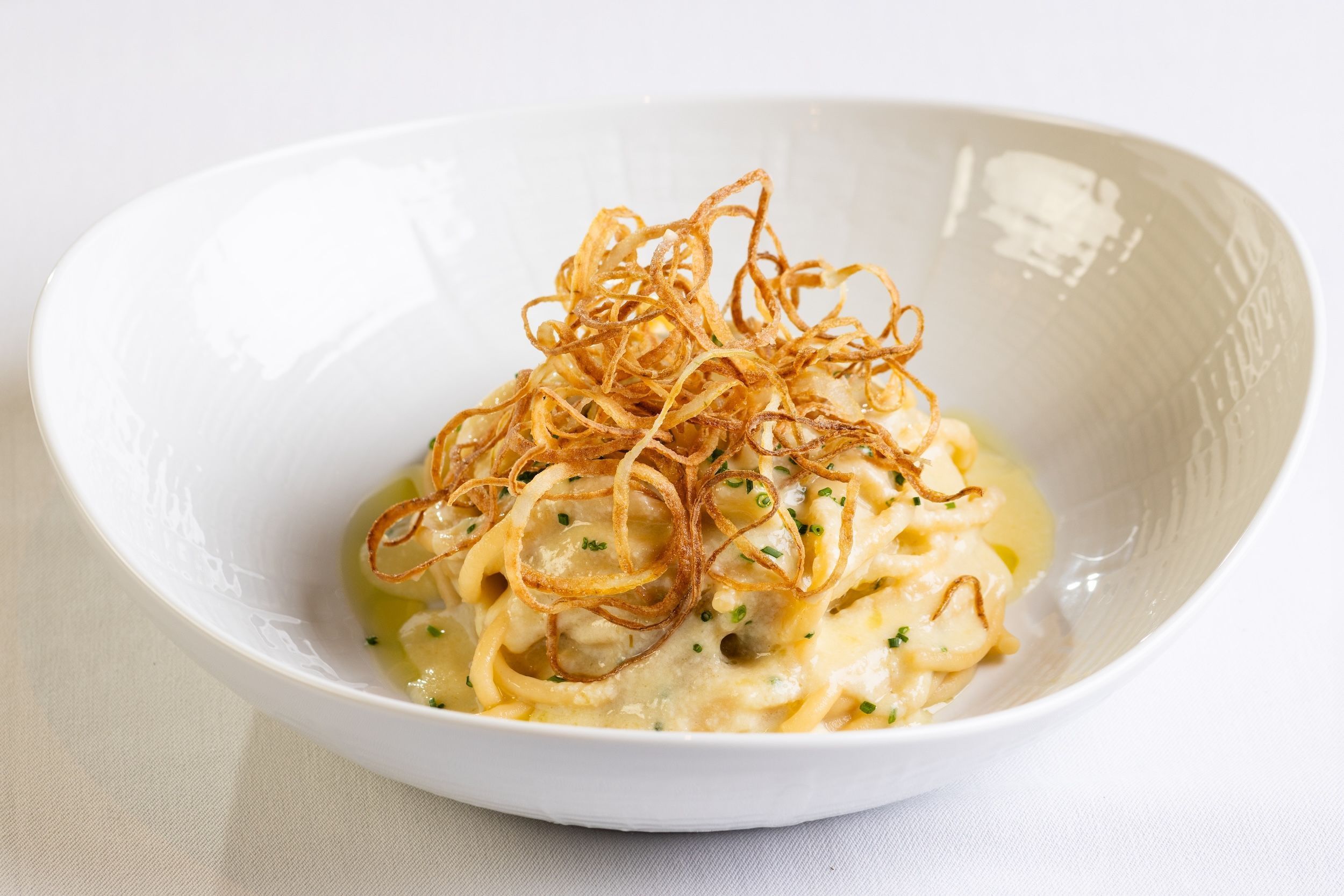 Spaghettoni Alla Cipolla leva fonduta de Grana dos Laura, queijo produzido em Passo Quatro, em Minas Gerais • Marcelo Pucci