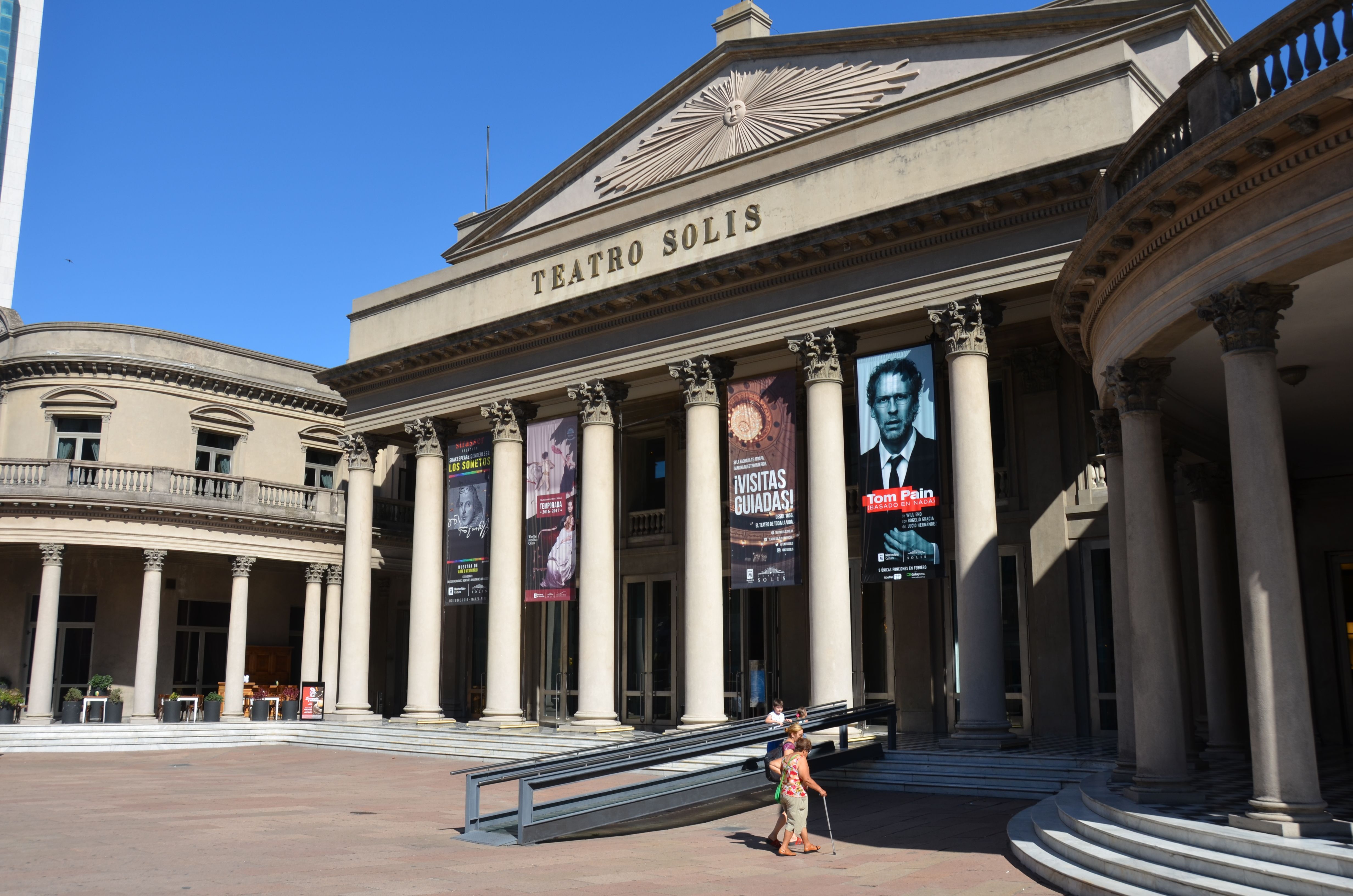 Teatro Solis faz parte da programação cultural da cidade • Giuliana Nogueira