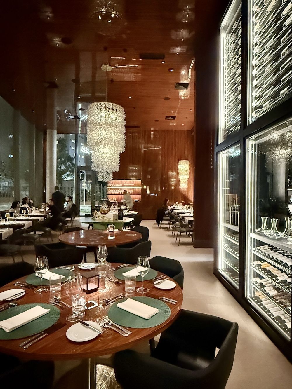 Ambiente do Restaurante Così que reabriu em elegante espaço no Itaim • Tina Bini