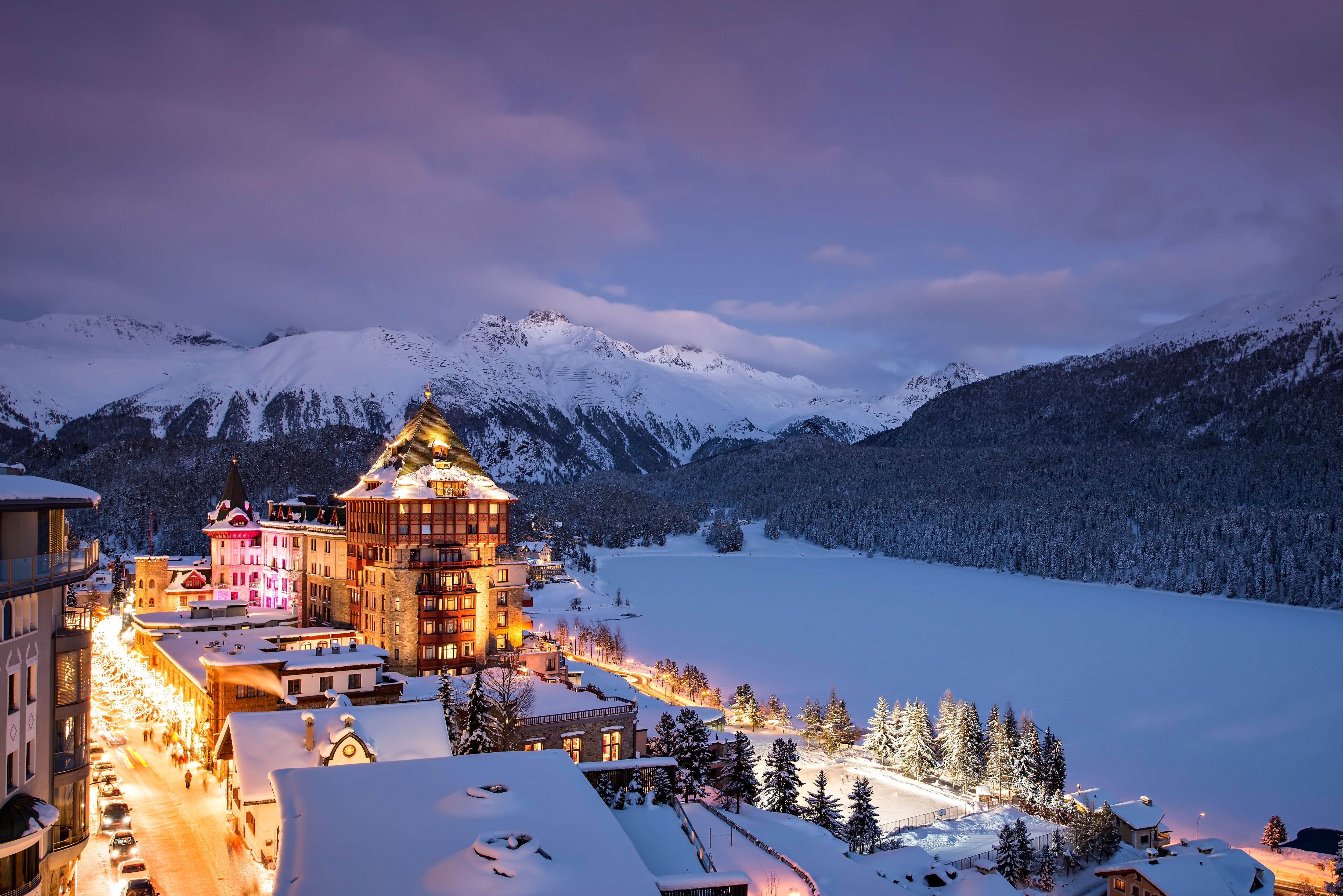 Badrutt's Palace combina arquitetura histórica com a paisagem dos Alpes Suíços ao redor do hotel • Gian Giovanoli/Divulgação/Leading Hotels of the World