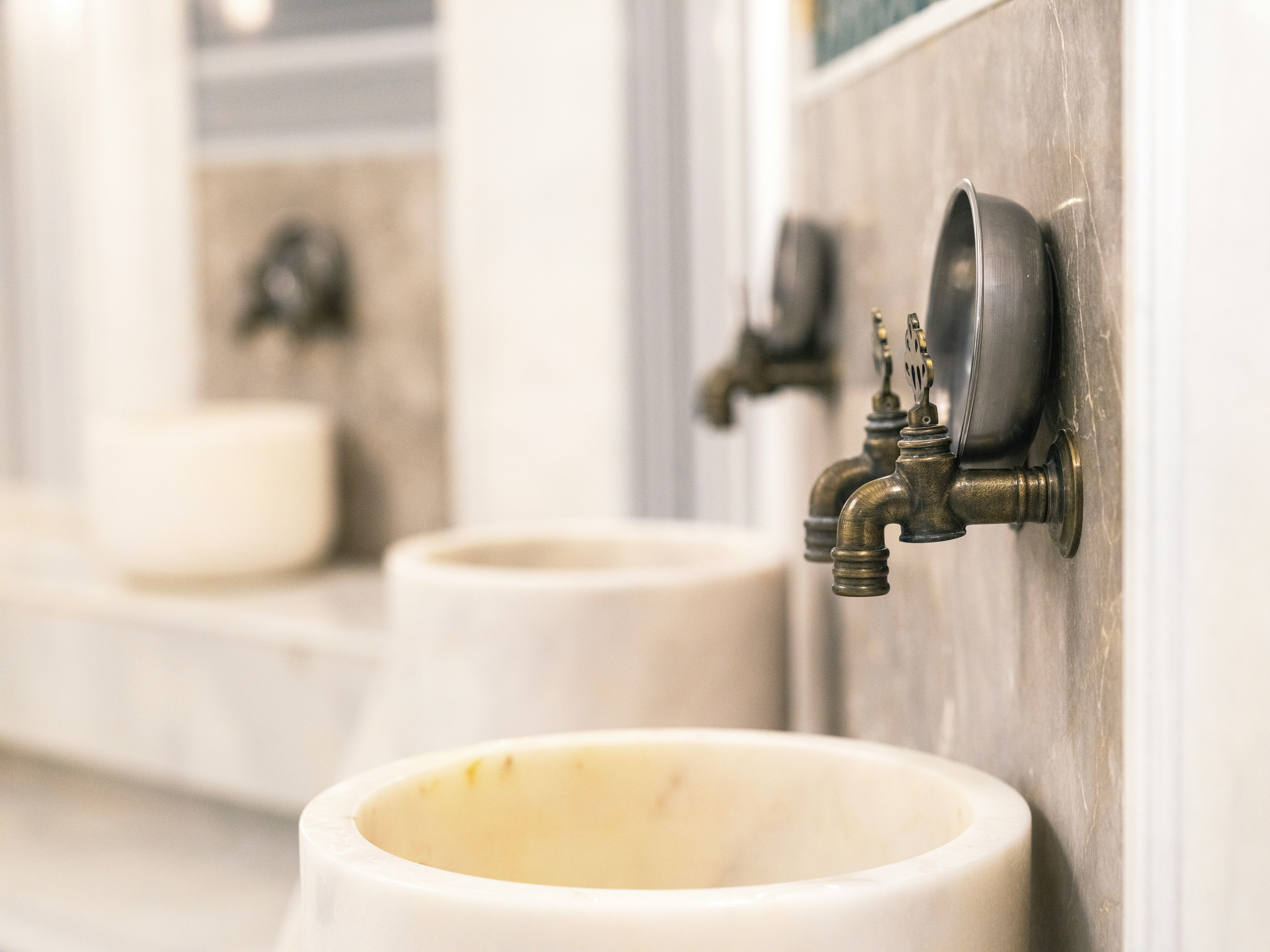 Bacia de mármore de um hamam • Engin akyurt/Unsplash