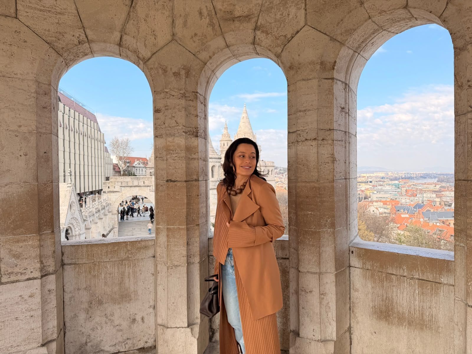 Daniela Filomeno no Bastião dos Pescadores, um dos cartões-postais de Budapeste • CNN Viagem & Gastronomia