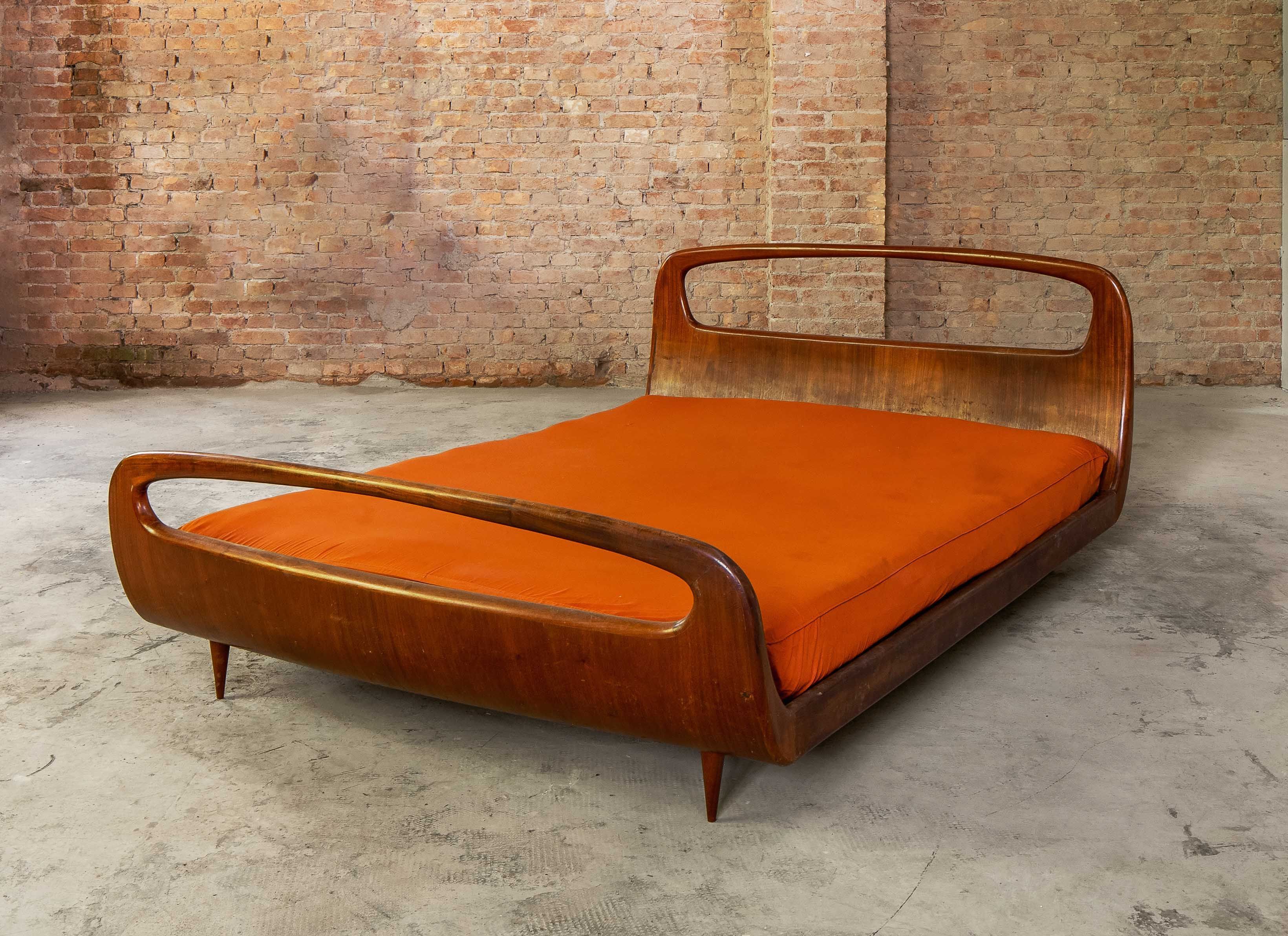 Cama de Giuseppe Scapinelli, um dos nomes do design moderno brasileiro representados no acervo da Galeria Teo Cleveland • @scarpa_andre