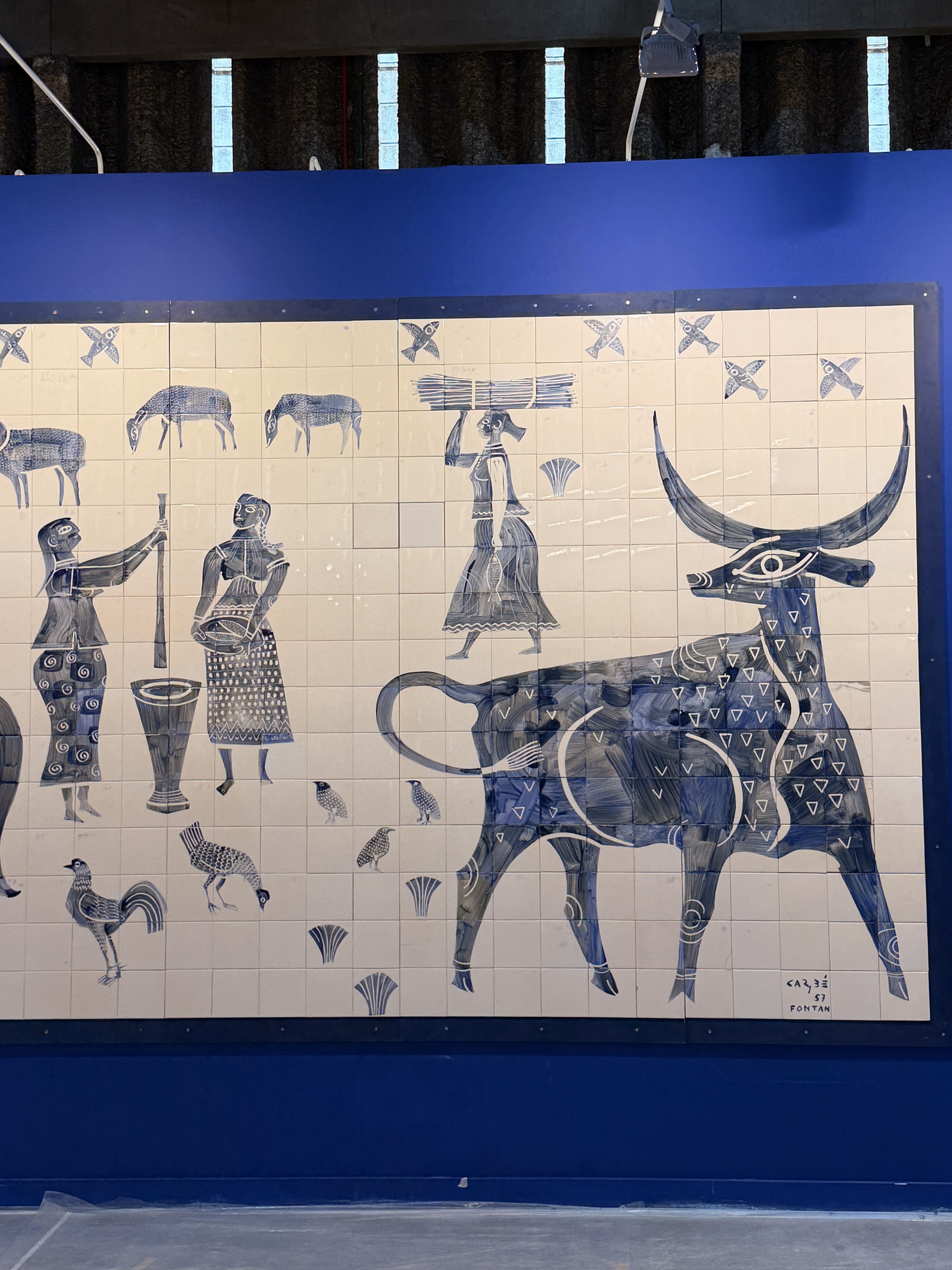 Painel de 7,80 metros realizado por Carybé em 1957 e exibido pela primeira vez na SP–Arte Rotas 2026; obra em azulejos retrata a vida rural e a iconografia nordestina