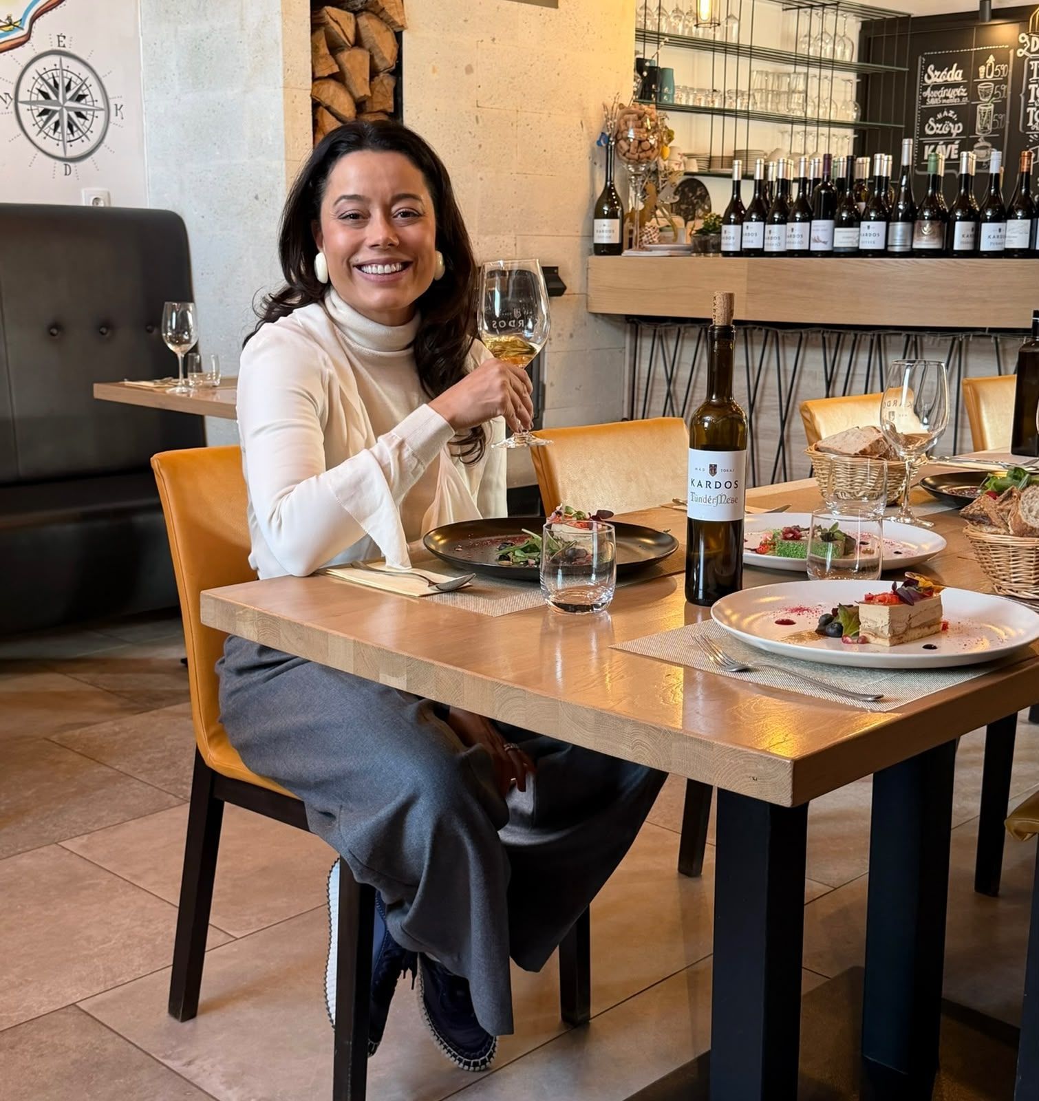 Daniela Filomelo almoça no Kardos Supreme BorBistro, com cozinha profundamente ligada ao ambiente rural e à produção local • CNN Viagem & Gastronomia