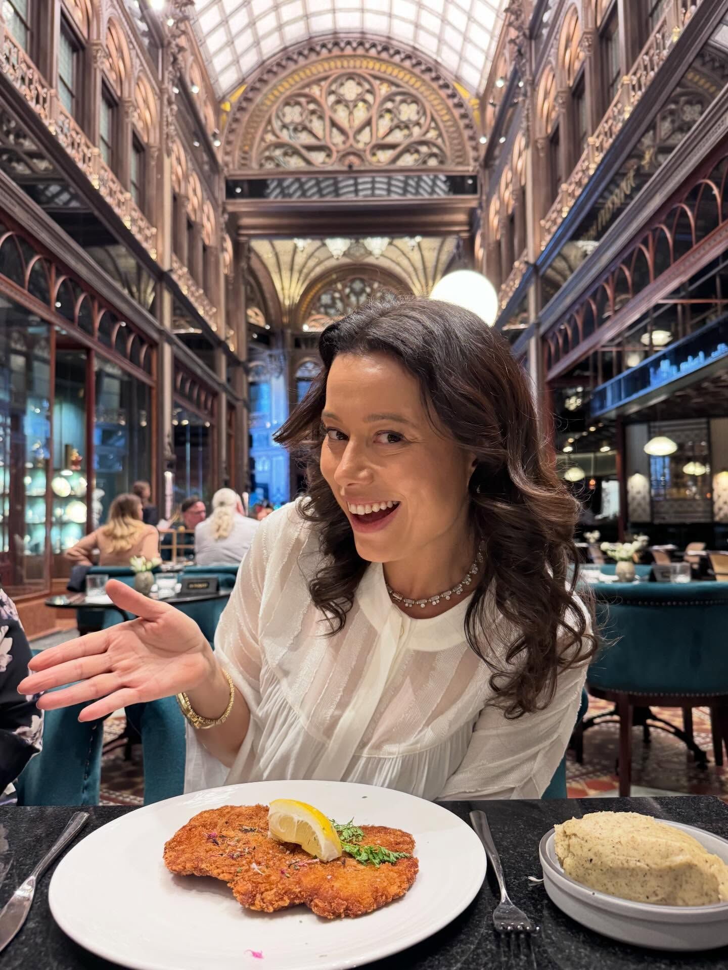 Restaurante Párisi Passage celebra tradições húngaras, ótimo para uma pausa no almoço • CNN Viagem e Gastronomia