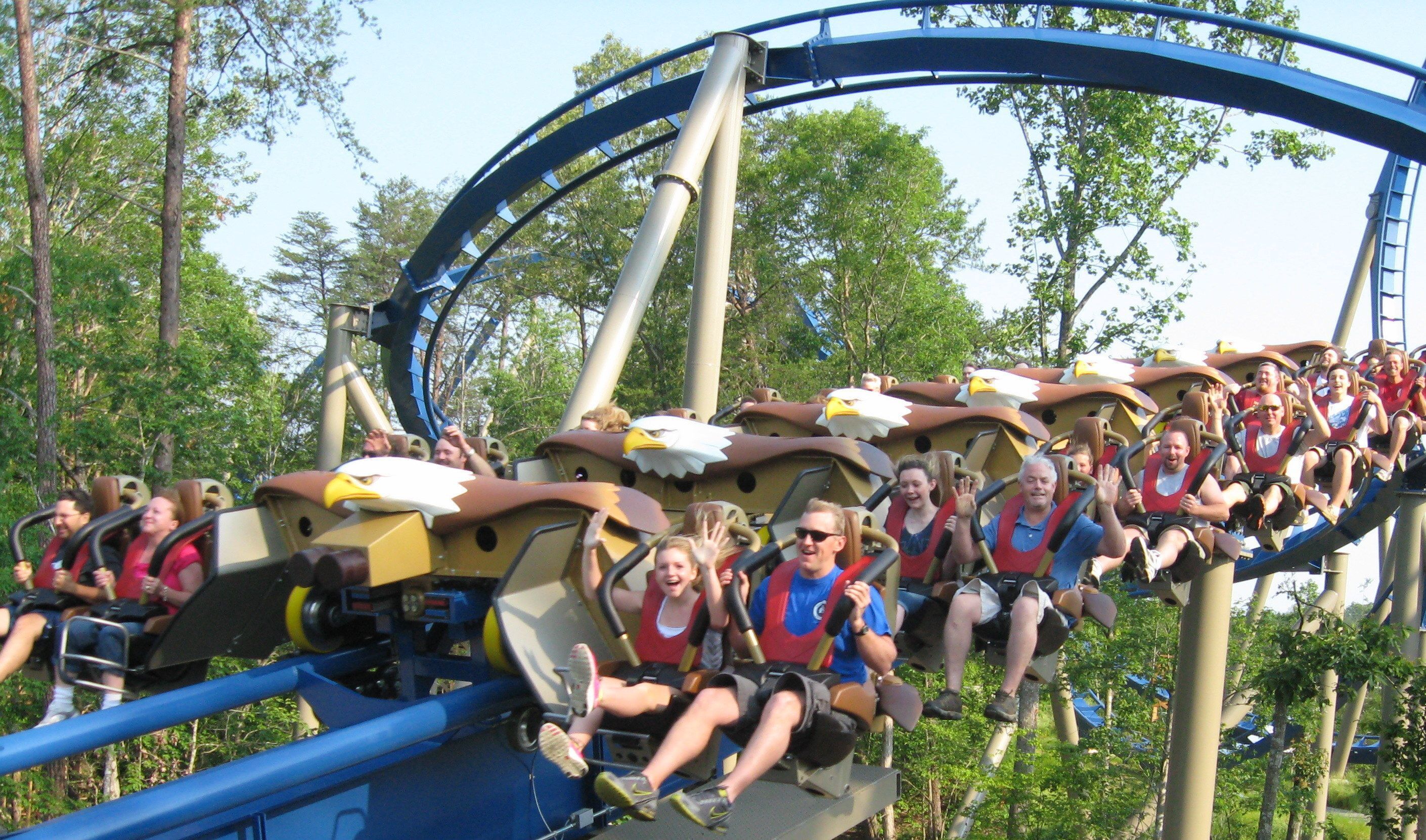Wild Eagle, uma das montanhas-russas mais radicais do Dollywood, deixa os passageiros suspensos nas laterais dos trilhos • Picasa/Wikimedia Commons/CC BY-SA 3.0