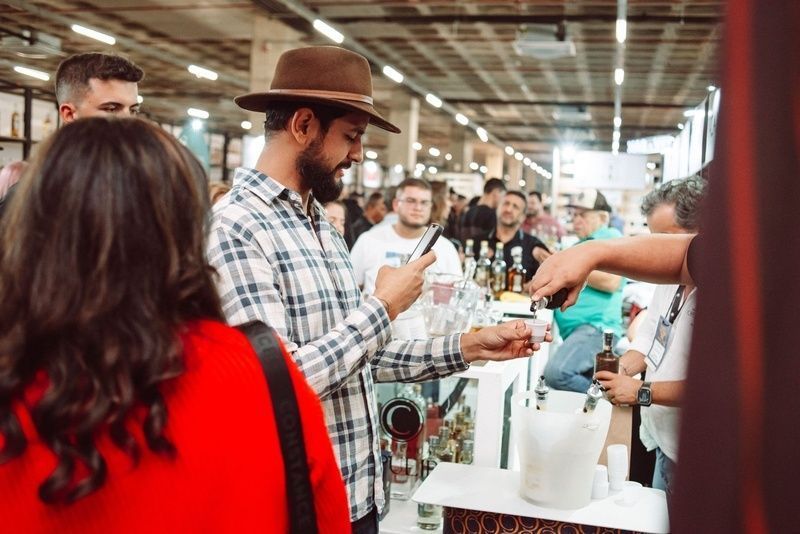 Em BH, Expocachaça apresenta rótulo de R$ 15 mil com diamante cravado