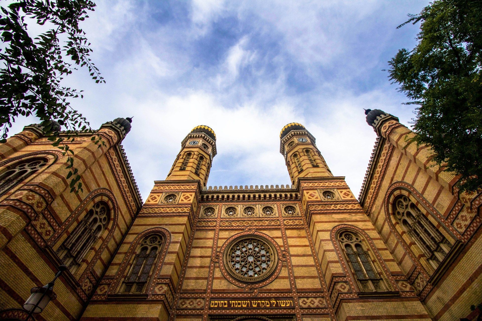 A Grande Sinagoga de Budapeste está entre os maiores templos judaicos do mundo • Foto de Andrea Huls Pareja na Unsplash