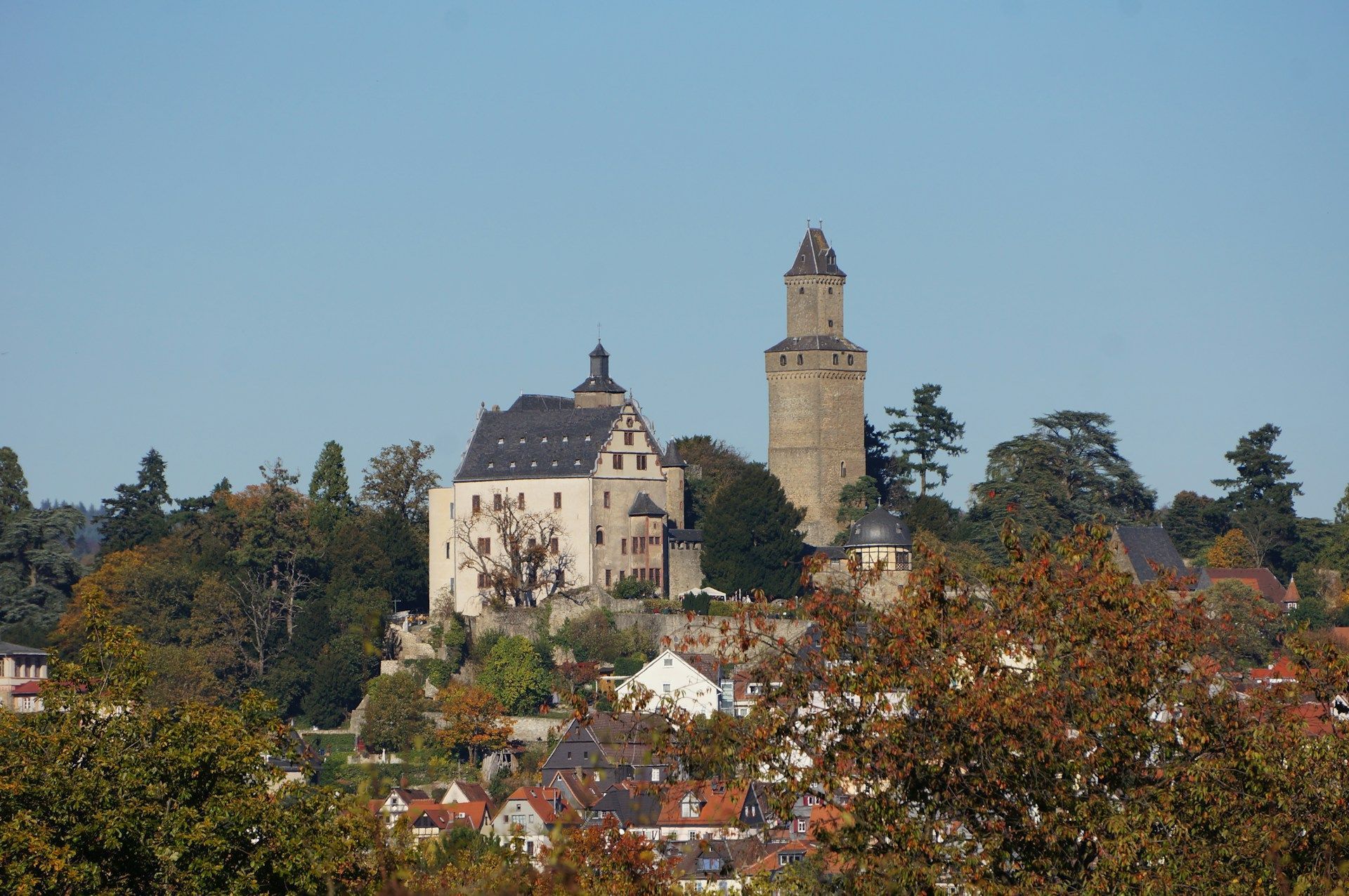 Castelo medieval fica a cerca de 30 minutos de Frankfurt • Foto de Jure Zakotnik na Unsplash