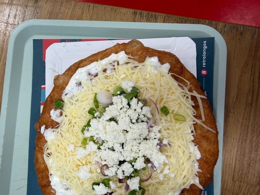 Lángos servido no Retro Lángos, em Budapeste • Acervo pessoal/Kitty Pavone