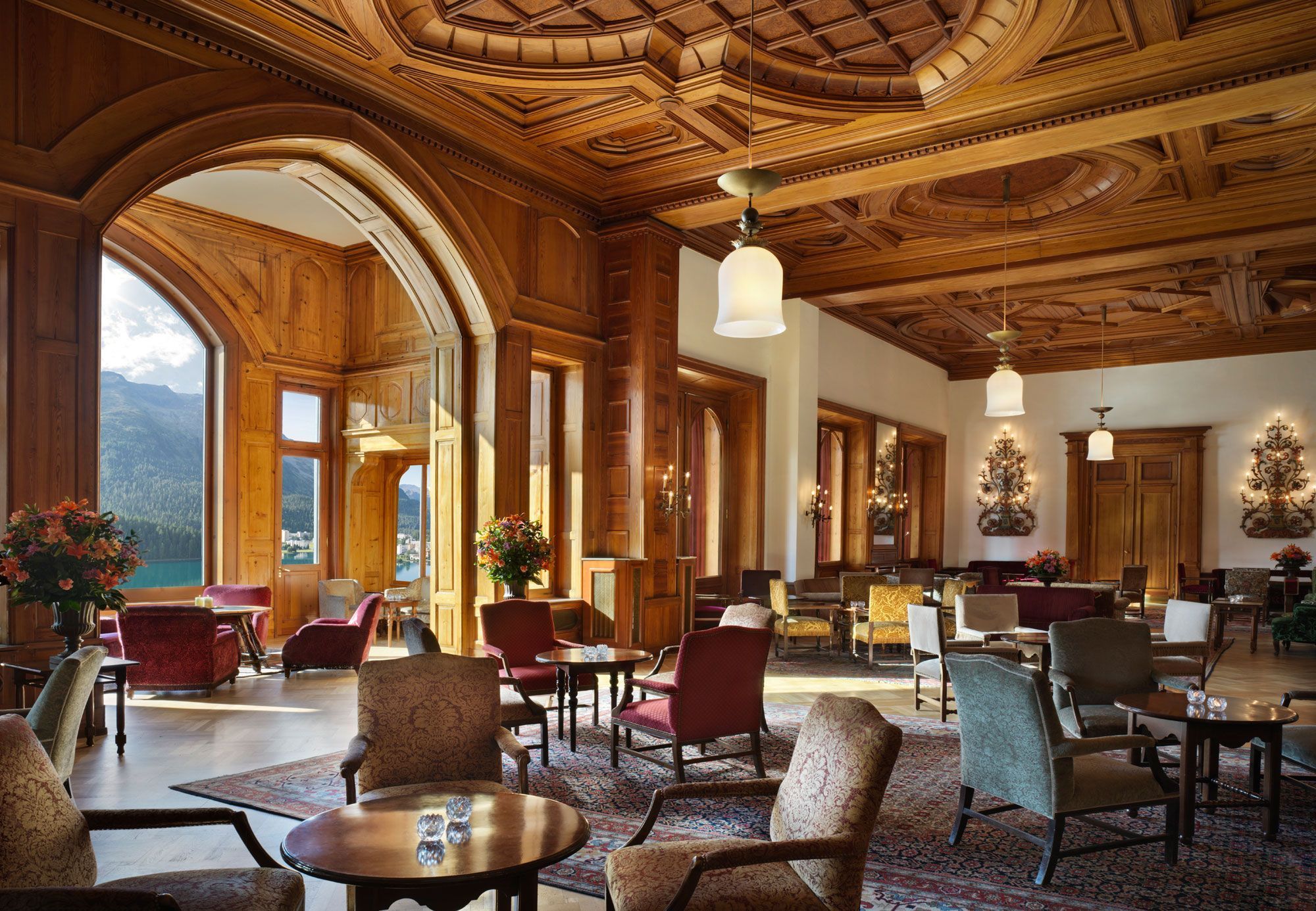Le Grand Hall é um dos espaços mais tradicionais do Badrutt's Palace e recebe hóspedes para refeições, drinques e o tradicional chá da tarde • Divulgação/Leading Hotels of the World