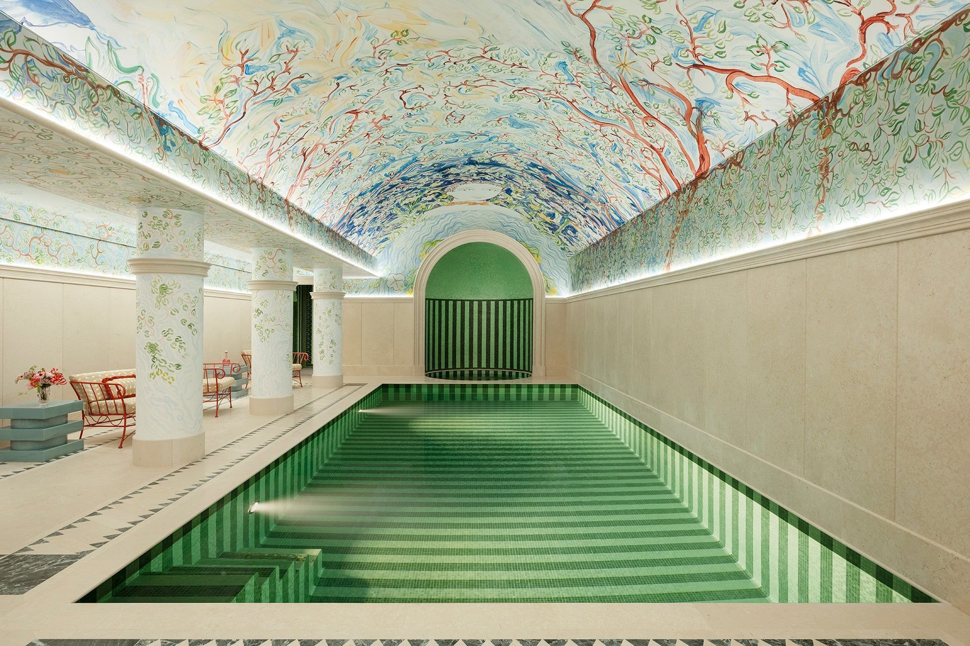 Piscina do hotel parisiense Le Grand Mazarin é envolvida por um grande afresco criado pelo artista Jacques Merle • Divulgação/Maisons Pariente