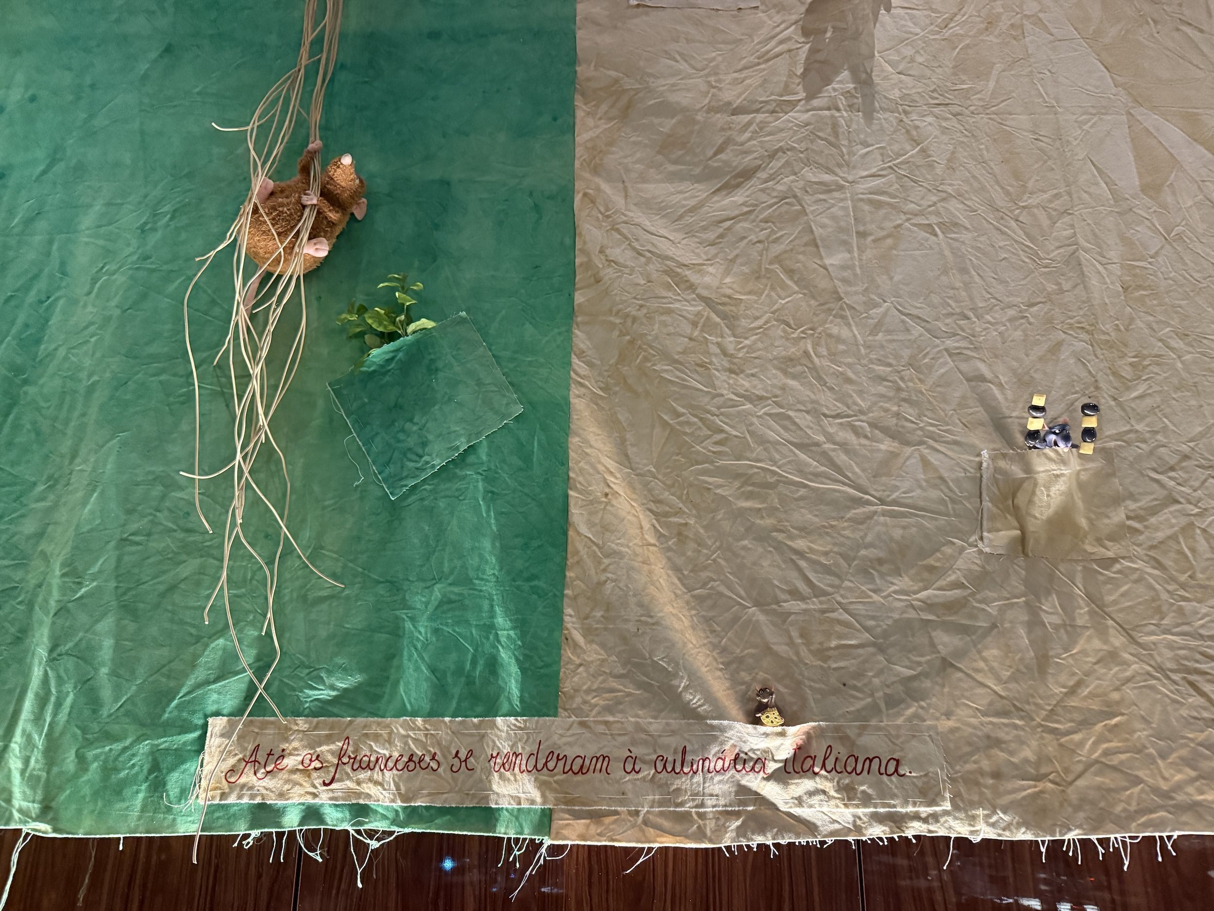Obra de Rodolpho Rivolta ocupa uma das paredes de destaque e provoca: “Até os franceses se renderam à culinária italiana” • Tina Bini