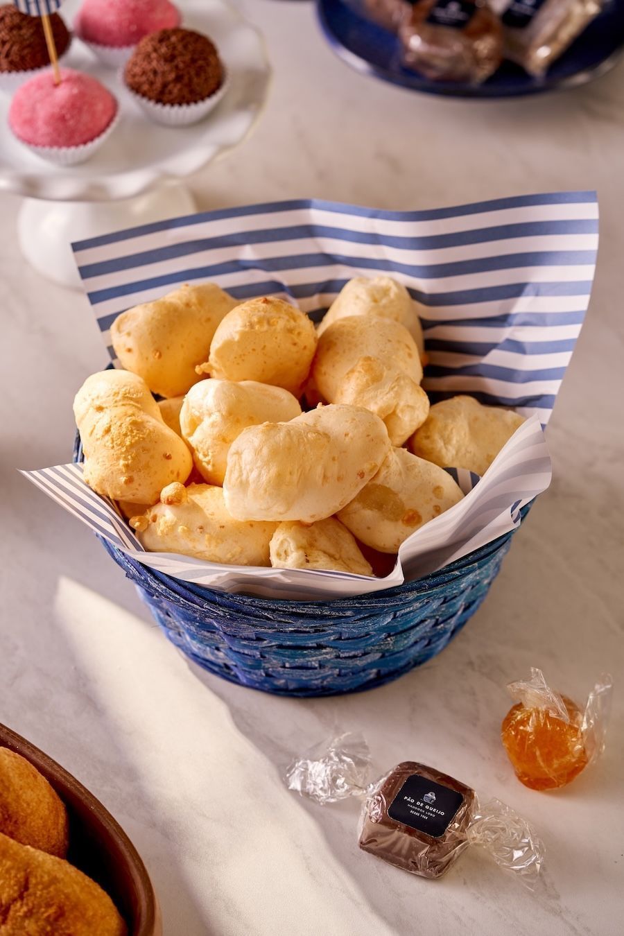 Pão de queijo da casa tem formato irregular e textura leve • Divulgação