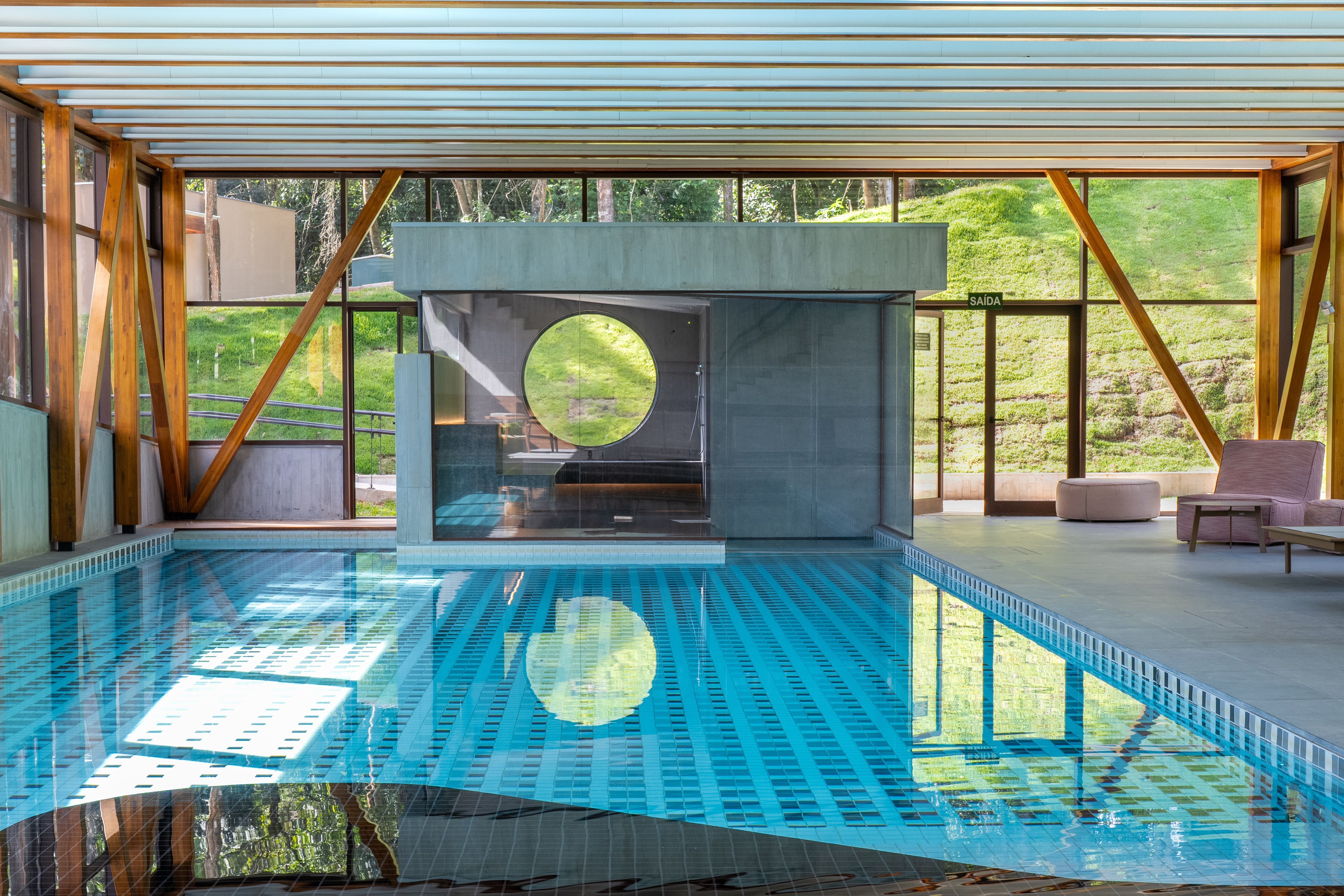 Piscina coberta do hotel Clara Arte, em Brumadinho (MG), concebida pelo artista José Patrício • Divulgação/Clara Arte