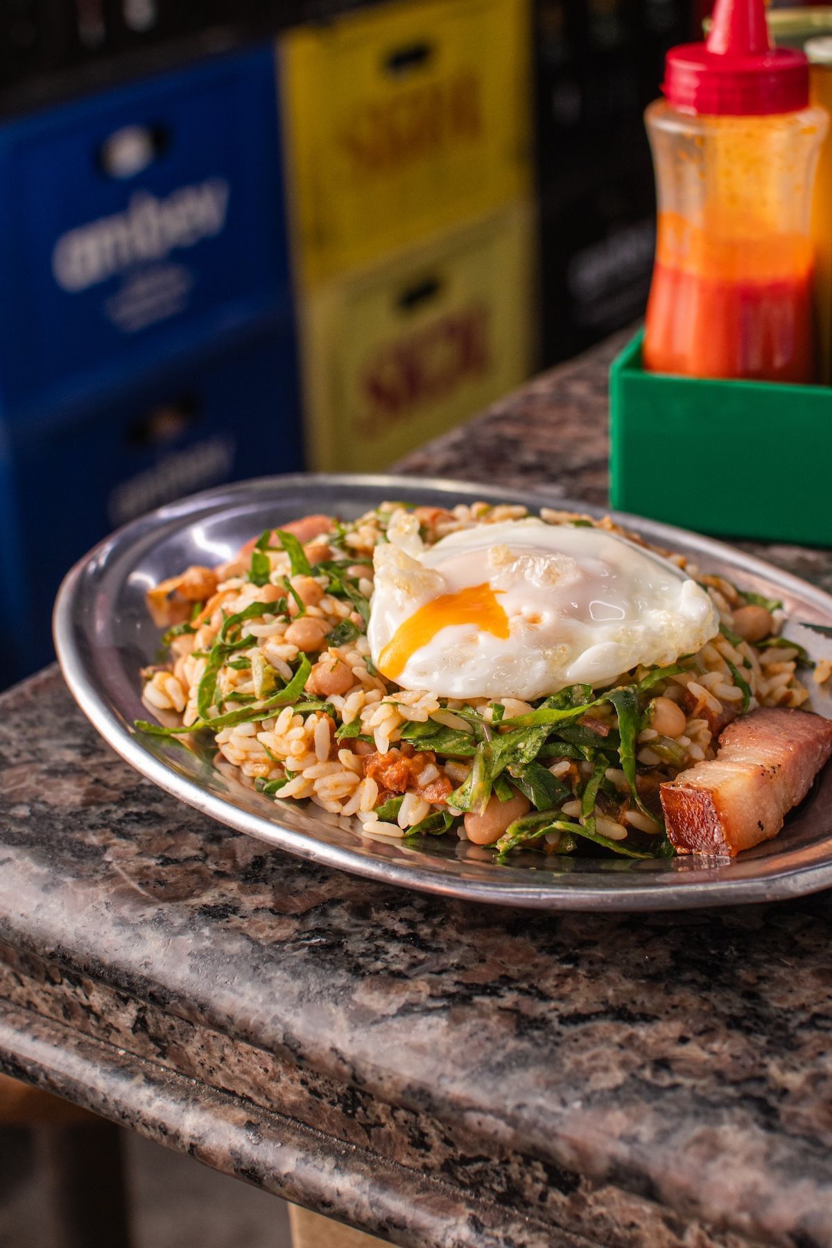 Restaurante Mineirinho oferece um mexidão com arroz, feijão, couve, carne cozida desfiada, bacon e ovo frito • Núbia de Souza