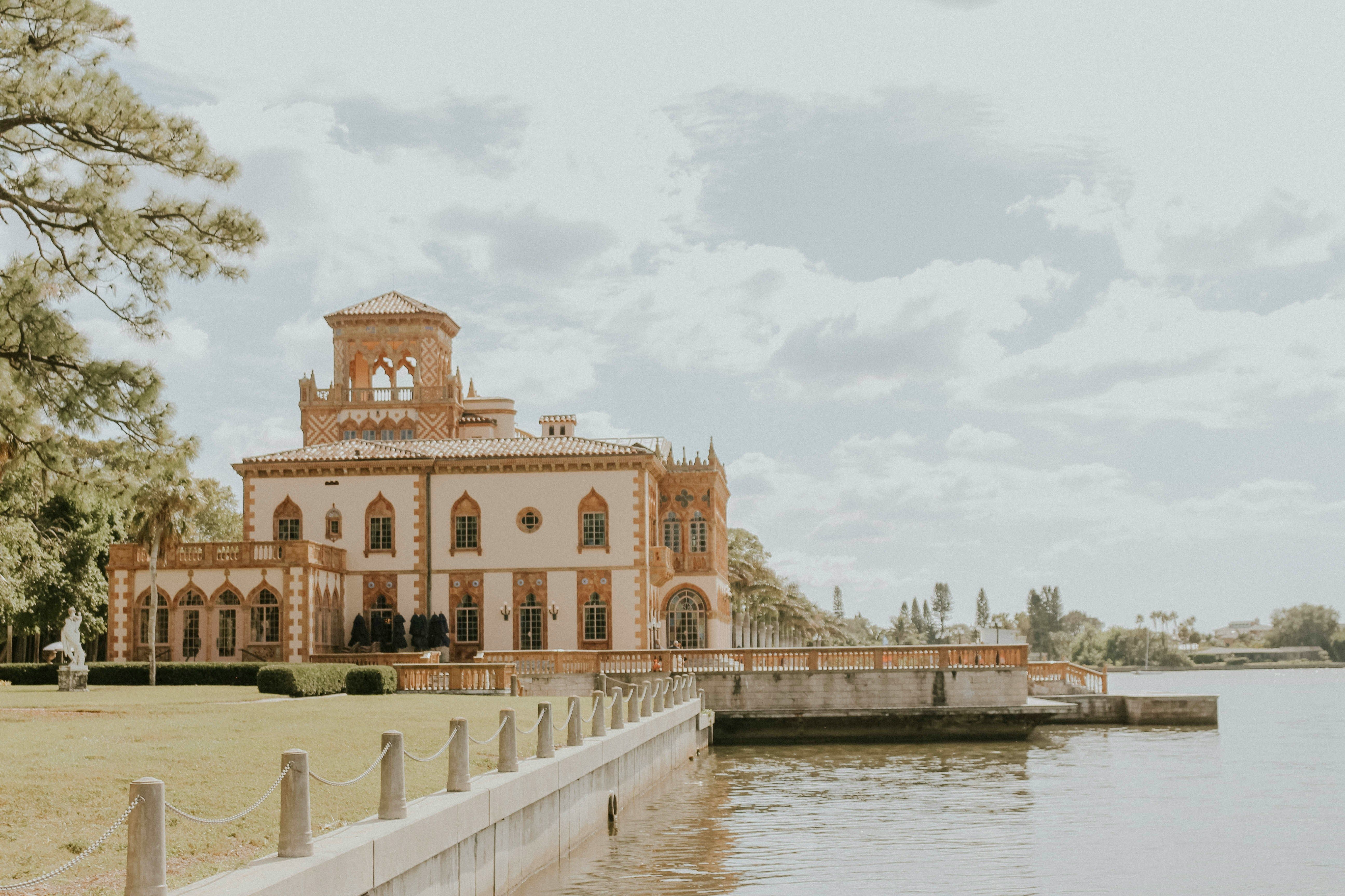 A residência Ca' d'Zan, construída no estilo neomediterrâneo, faz parte de um complexo artístico de 26 hectares na Baía de Sarasota • Tessa Edmiston/Unsplash