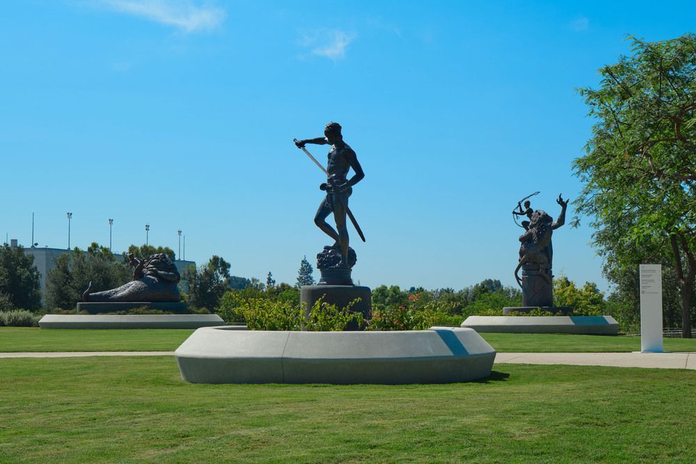 Esculturas instaladas nos jardins do Lucas Museum of Narrative Art • Lucas Museum of Narrative Art/Paul Salveson