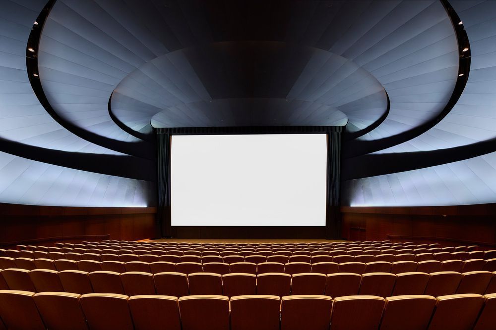 Uma das salas de cinema do Lucas Museum of Narrative Art; os espaços são integrados às galerias e exibem filmes durante a programação do museu • Lucas Museum of Narrative Art/Hufton Crow