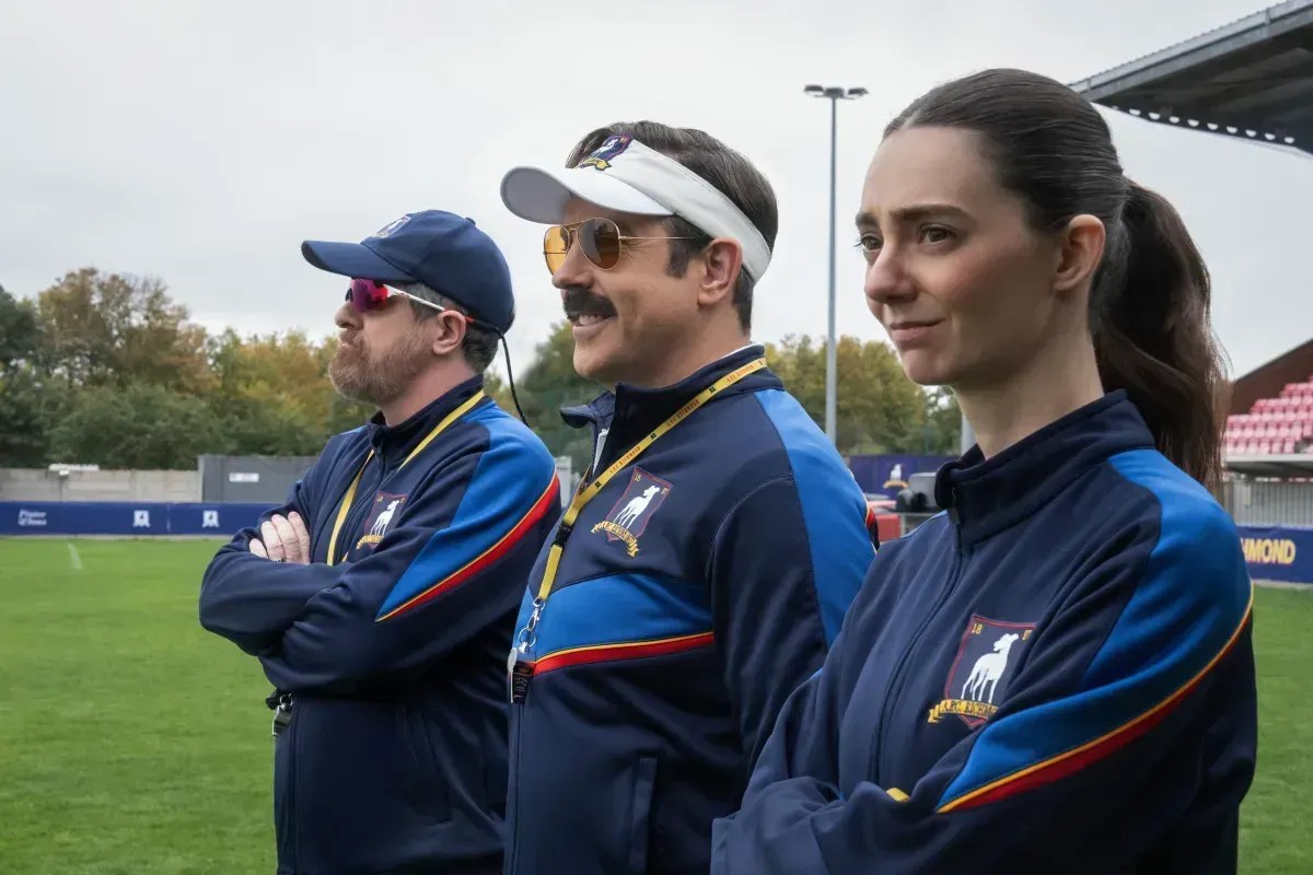 Os personagens Coach Beard, Ted Lasso e Alice Chilton na 4ª temporada de "Ted Lasso" • Divulgação/Apple TV