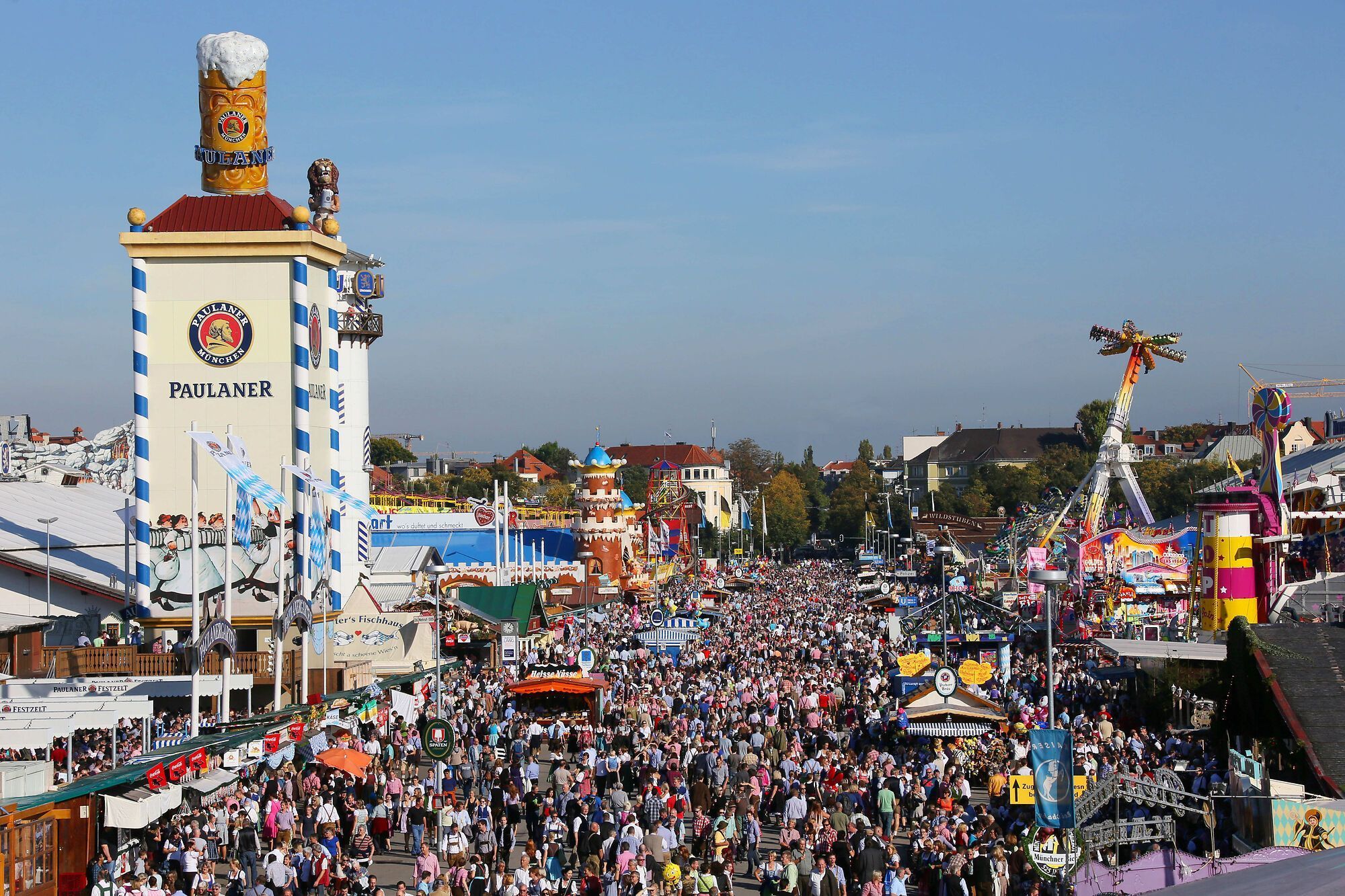 Vista da Oktoberfest, em Munique, com tendas, atrações e visitantes na Theresienwiese