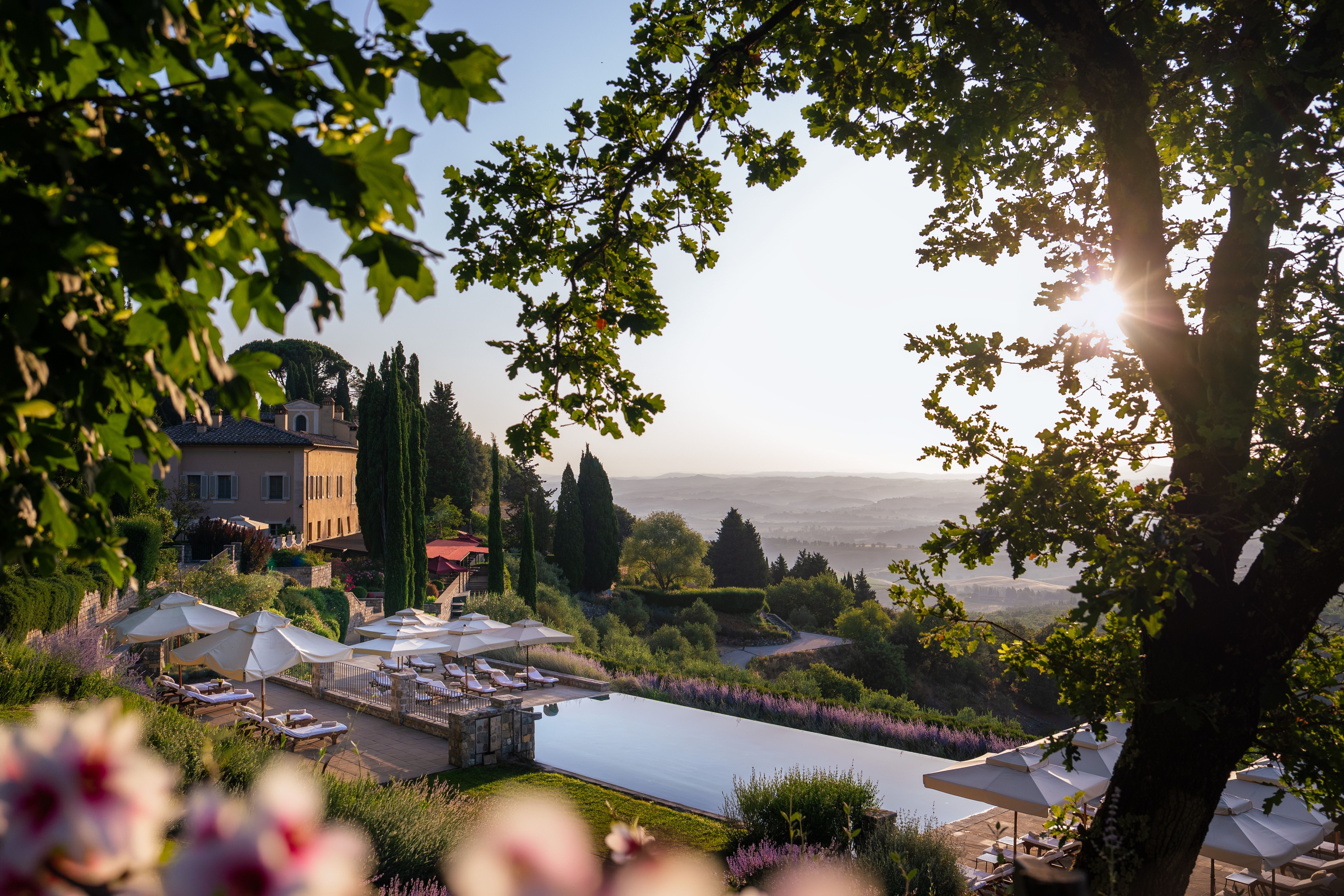 Castiglion del Bosco ocupa uma propriedade histórica em Montalcino, na Toscana, cercada por vinhedos e paisagens rurais • Divulgação