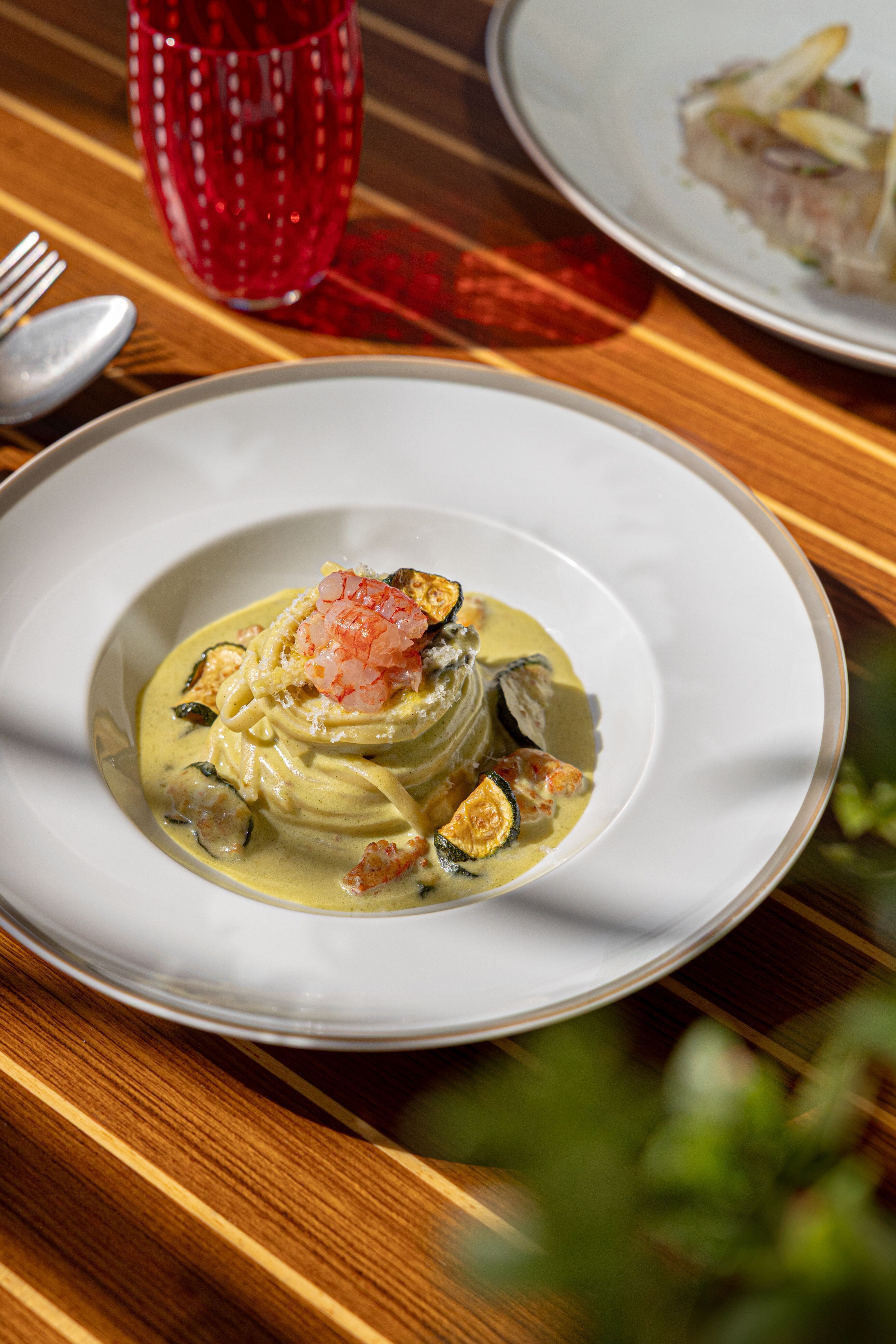 Linguine alla Nerano com camarão-vermelho, combinação que une a massa italiana ao sabor dos frutos do mar • Clémence Sahuc