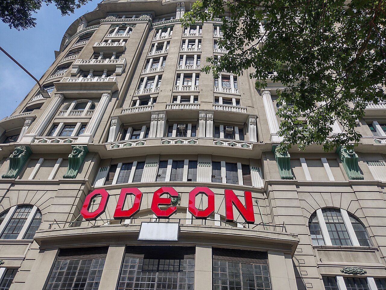 O Cine Odeon foi construído com estilo neoclássico na fachada, que é tombada • Andressa Cezario/Wikimedia Commons/CC BY-SA 4.0
