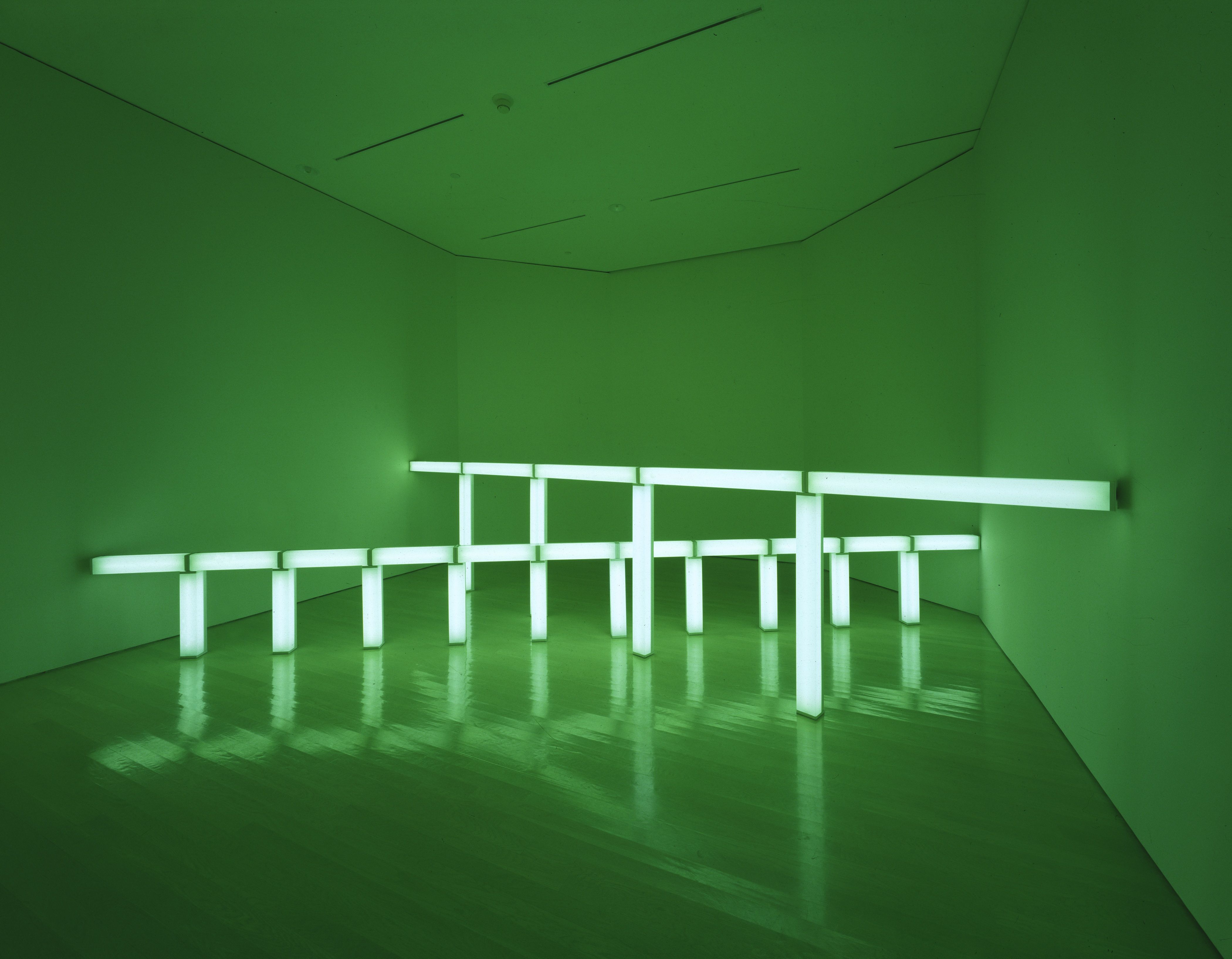 "Greens Crossing Greens (to Piet Mondrian Who Lacked Green)", de Dan Flavin, 1991. Luz fluorescente verde. Solomon R. Guggenheim Museum, Nova York, Coleção Panza • © Stephen Flavin, VEGAP, Bilbao, 2026