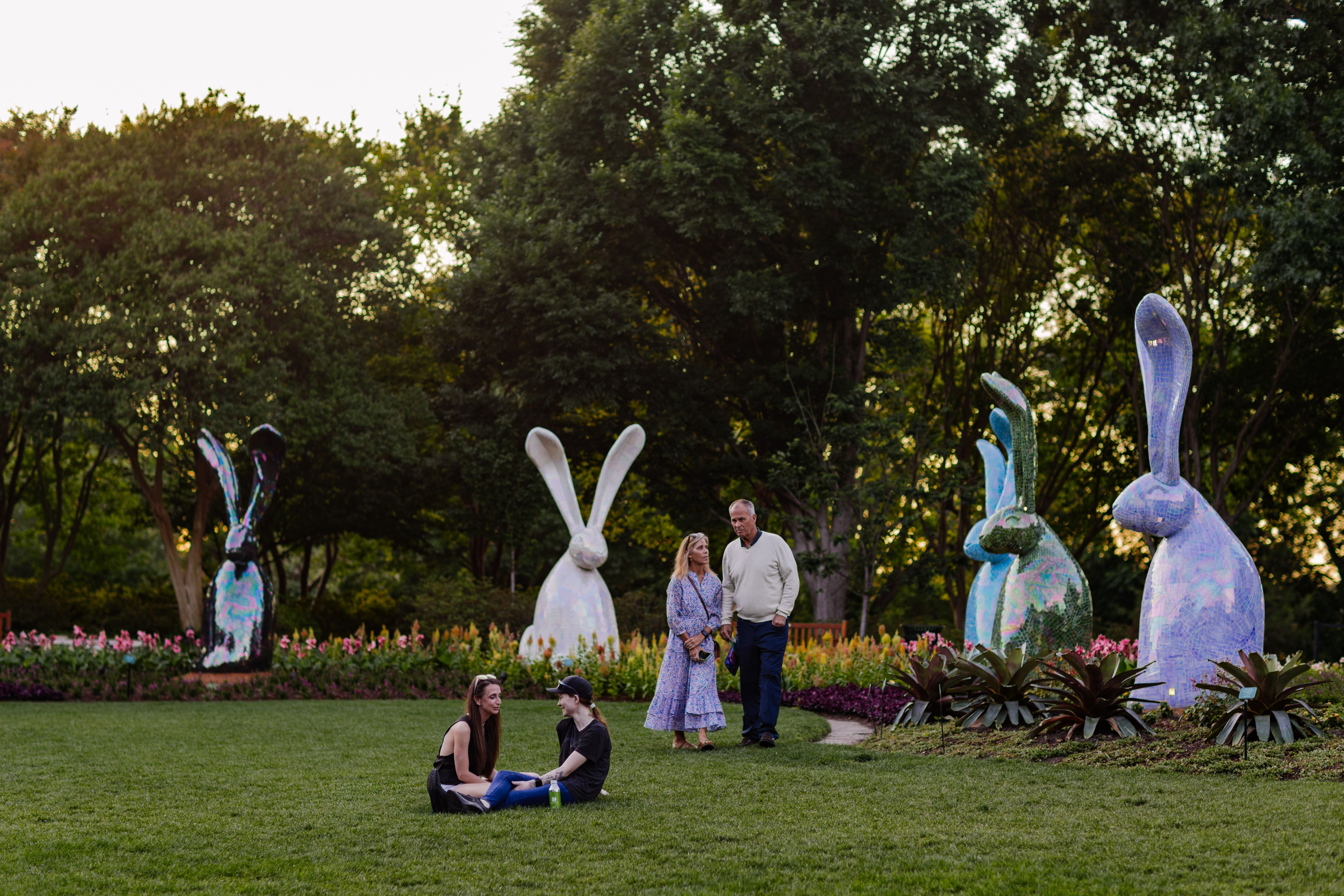 A exposição "Hunt Slonem: Bunnies, Birds & Butterflies" está em cartaz no jardim botânico • Divulgação/Hunt Slonem: Bunnies, Birds & Butterflies